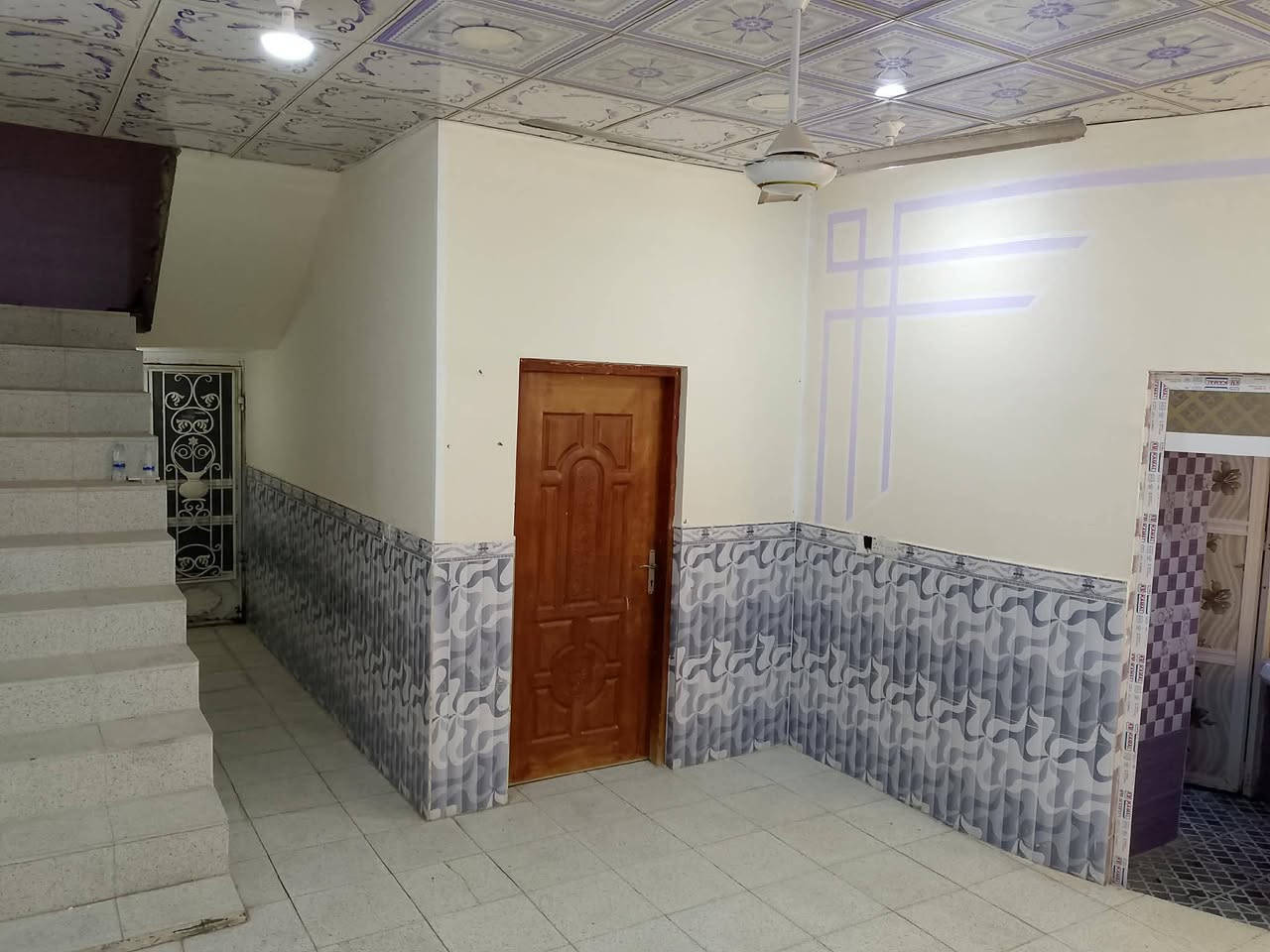 السلام عليكم 
بيت للبيع مساحه ١٢٥ م طابقين نظام شقه منفصله بدرج خارجي ممكن يرجع بيت واحد لان الدرج الداخلي موجود بالبيت الارضي تفاصيل البيت ٣ غرف نوم ... استقبال ... هول عدد ٢ ارضي و طابق ثاني .. مطبخ عدد ٢ ارضي و طابق ثاني .. صحيات عدد ٣ داخليه و خارجيه و طابق ثاني .. البيت جاهز للسكن حاليا فارغ تستلم مباشرتاً .. مكان البيت منطقه ٣٦ جهه معمل المرور قرب مدرسه البيت العتيق مقابل الساحه شارع ١٥ الرئسي متوفر كافه الخدمات كهرباء ماء تبليط مدارس ابتدائيه و متوسطه للمعلومات اكثر اتصال ***********
