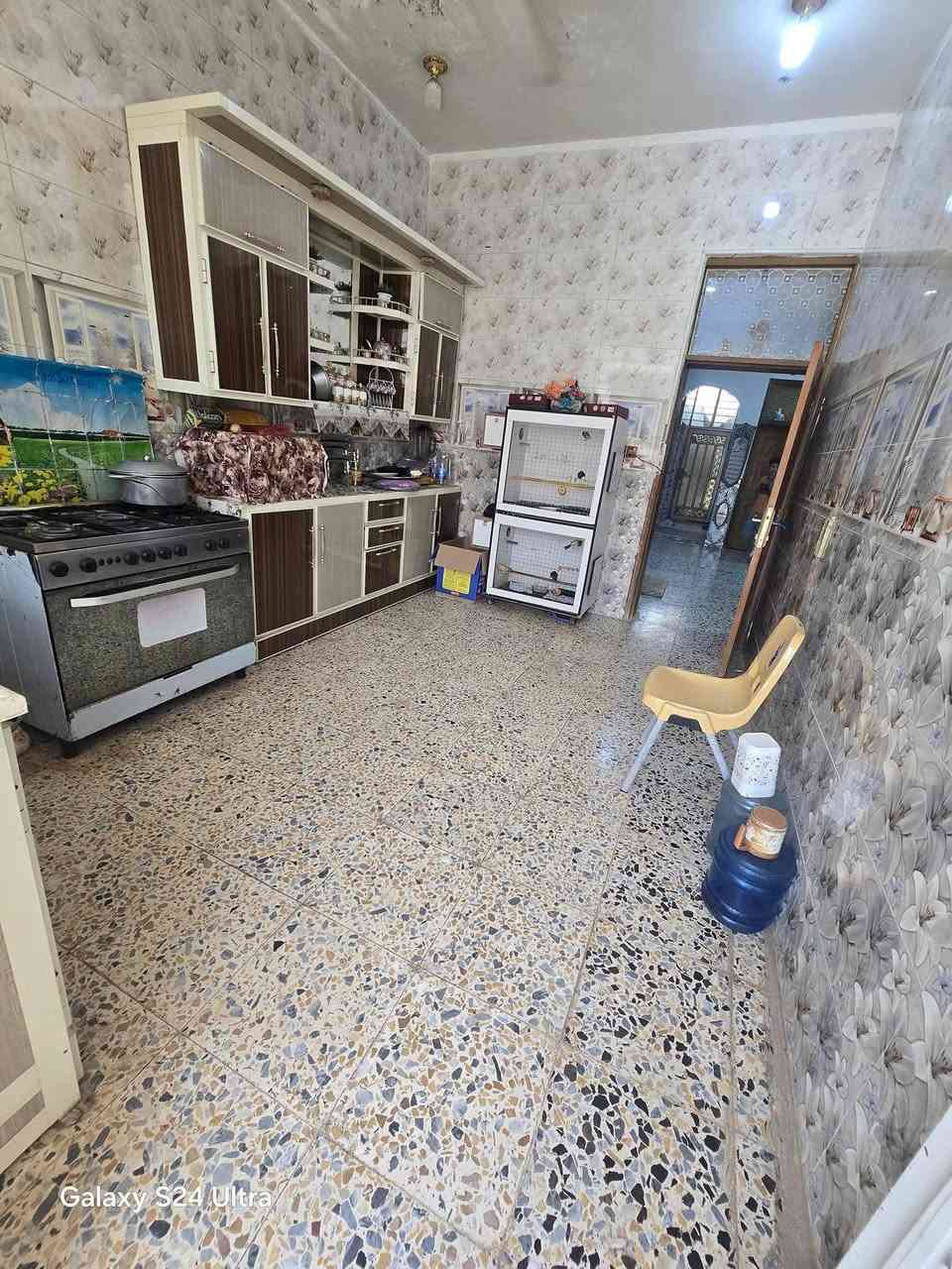 بيت لبيع بشارع المطار الجديد بشارع الشفلات المساحه ١٥٠متر كونكريت مسلح البناء طابوك يحتوي على غرفه وصاله ومطبخ وستقبال ومكشوفه وصحيات وطارمه السعر ٥٤ وبي مجال للستفسار *********** مكتب بركات ام البنين قرب مثلجات سنبله
