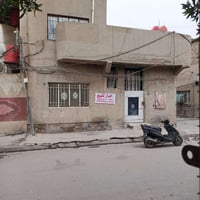 نصف قطعه اماميه ركن للبيع  المساحه 80 متر طابقين يتكون من 3 غرف واستقب...