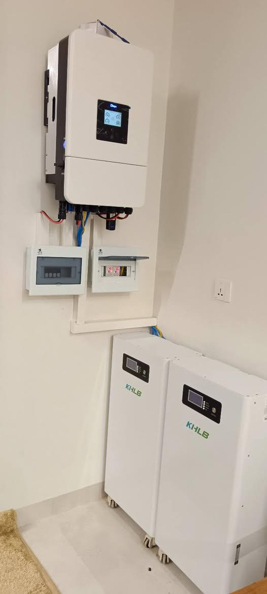 🔥⚡ بمساعدة مكتبنا منزلين آخرين يودعان انقطاع الكهرباء ودوخة المولدات ⚡🔥
✅

🌞 تم تنفيذ منظومتي طاقة شمسية متكاملتين في #مدينة٠تكريت٠شارع٠البلاج بواسطة مكتب #توب٠إينيرجي لخدمات الطاقة الشمسية 🫡

في منزلين تابعين للدكتور (ثائر جاسم الجنابي) 🏡

💎 تفاصيل المنظومة المنفذة الأولى⚡:

🔹 20 لوح شمسي نوع فيلادلفيا بقدرة 620 واط👍🏻
✔️ كفاءة عالية💪🏻
✔️ ضمان رسمي لمدة 15 سنة💪🏻

🔹 3 بطاريات ليثيوم سعة 17 كيلوواط🔋
✔️ خزن طويل الأمد💪🏻
✔️ ضمان يصل لمدة 5 سنوات وعمر افتراضي من 10 إلى 15 سنة💪🏻

🔹 انفيرتر نوع ديا بقدرة 12 كيلوواط👍🏻
✔️ أداء ثابت💪🏻
✔️ ضمان 3 سنوات 💪🏻

🔋⚡🔋⚡🔋⚡🔋⚡🔋⚡🔋⚡🔋

💎 تفاصيل المنظومة المنفذة الثانية⚡:

🔹  14 لوح شمسي نوع فيلادلفيا بقدرة 620 واط👍🏻
✔️ كفاءة عالية💪🏻
✔️ ضمان رسمي لمدة 15 سنة💪🏻

🔹 2 بطارية ليثيوم سعة 17 كيلوواط👍🏻
✔️ خزن طويل الأمد💪🏻
✔️ ضمان يصل لمدة 5 سنوات وعمر افتراضي من 10 إلى 15 سنة💪🏻

🔹 انفيرتر نوع ديا بقدرة 8 كيلوواط💪🏻
✔️ أداء ثابت💪🏻
✔️ ضمان 3 سنوات 💪🏻

⚡ قدرة عالية لتشغيل المنزل بالكامل
⚡ استقرار كهربائي 24 ساعة بالتزامن مع الكهرباء الوطنية.
⚡ توفير كبير في مصاريف الوقود.

اتصل الان وخلي الكهرباء تنور بيتك🫵🏻:
 
المهندس عامر البشير
📞 ***********
المهندس بلال طالب
📞 ***********
📞 ***********

💪🏻🌞 TOP ENERGY For Solar energy services 💪🏻🌞

نحو طاقة نظيفة… مستقبل آمن… واستثمار ذكي.
📲 احجز استشارتك الآن وخلي بيتك يعتمد على الشمس!

#TOP_ENERGY #الطاقة_الشمسية #تكريت #طاقة_مستدامة #وفر_فلوسك
