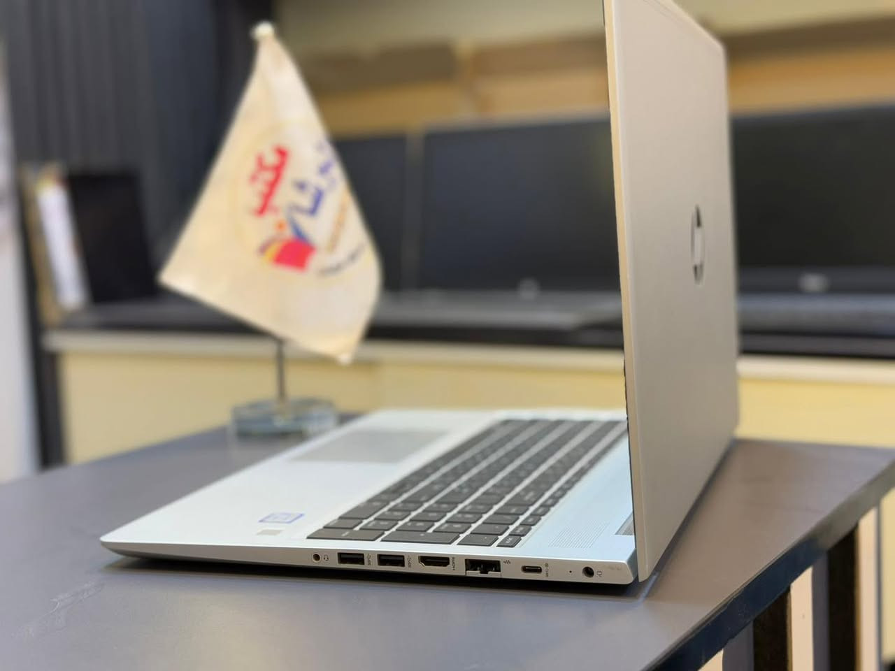 🔴عرض نهاية السنة 
وبسعر ثابت لطفاً 295 الف فقط 
🔵لابتوب سوبر سلم غلاف معدني
🟣 الموديل المميز والأكثر طلباً.
🟤مناسب جداً لطلبة الجامعات .
 ✅المعالج Core i5-
 ✅ذاكرة الوصول العشوائي (الرام) 8GB .
 ✅التخزين( الهارد) SSD 256GB  
 ✅مقاس شاشة(حجم الشاشة)  15.6 انج.
 ✅منفذ HDMI &TYPE C 
 ✅كيبورد  عربي انكليزي ضوئي بصمة. 
 ✅تصميم جميل وانيق .
🔴متوفر بكج كامل لابتوب وطابعة مع التنصيب والبرمجة وبسعر مميز  .
🟢ملاحظة الكمية محدودة والعرض لغاية 1/1 فقط 
🔵لتثبيت الحجز *********** .
