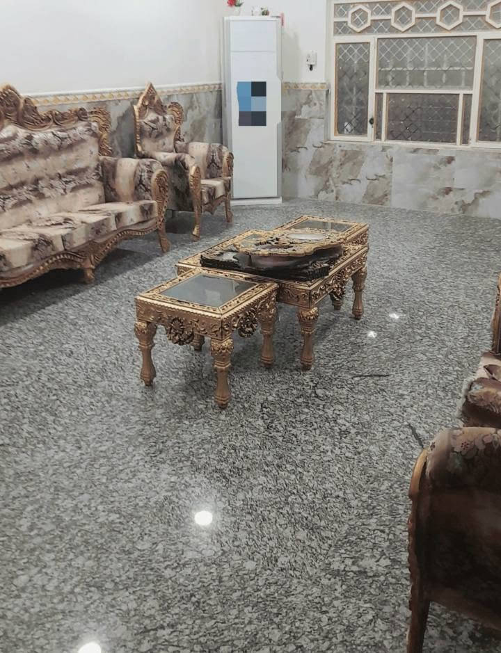 للبيع بيت مساحه 300م طابو صرف بدايه حي الاعلام الاول بناء 200م  100م حديقه غرفتين نوم استقبال مطبخ صاله صحيات داخليه وخارجيه 
***********
