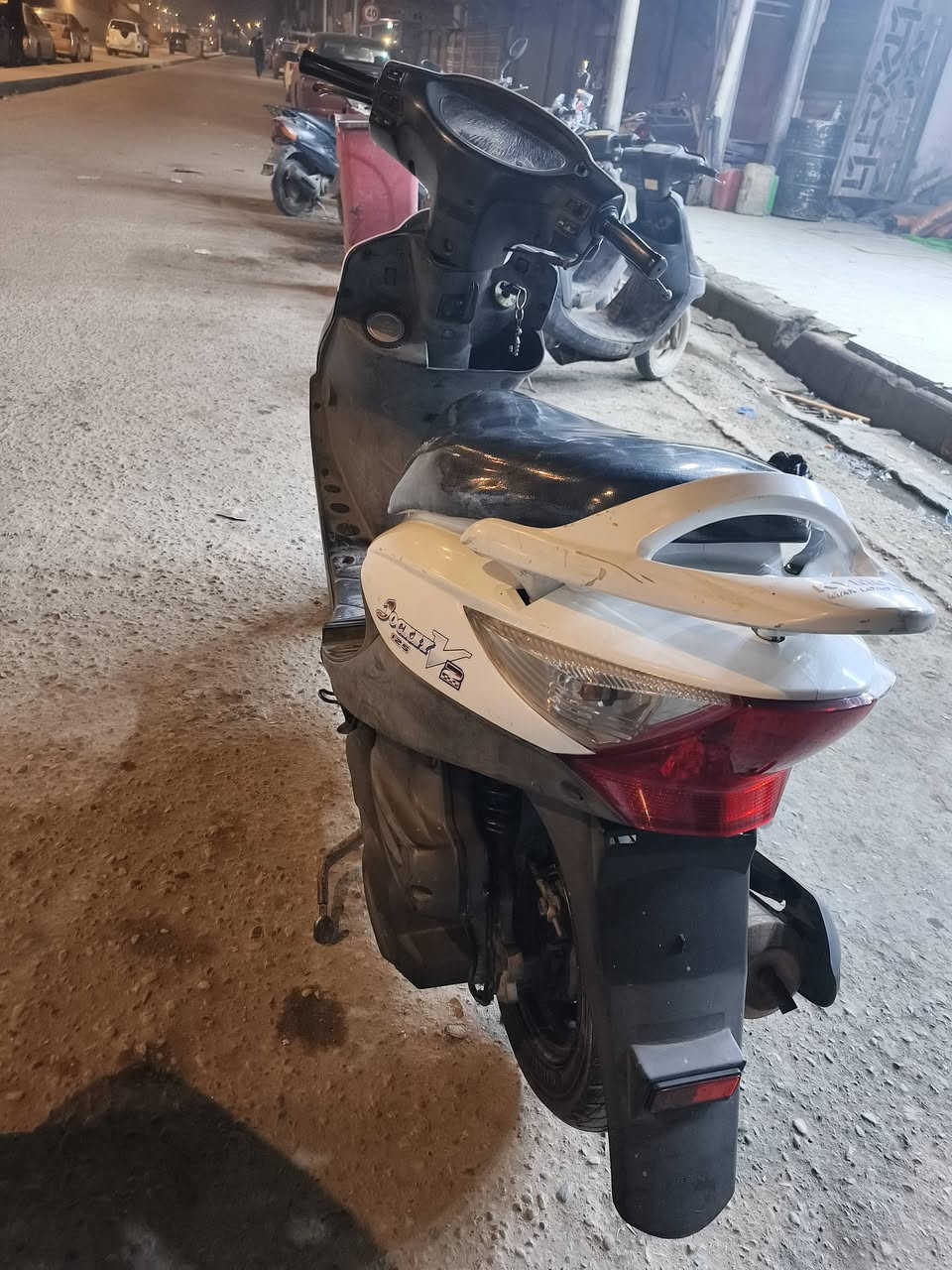 السلام عليكم متاح دراجه كامكو v2 صار ٤ أشهر من طلعته من الرمبه السعر ٨٥٠ الشراي يتصل ***********
