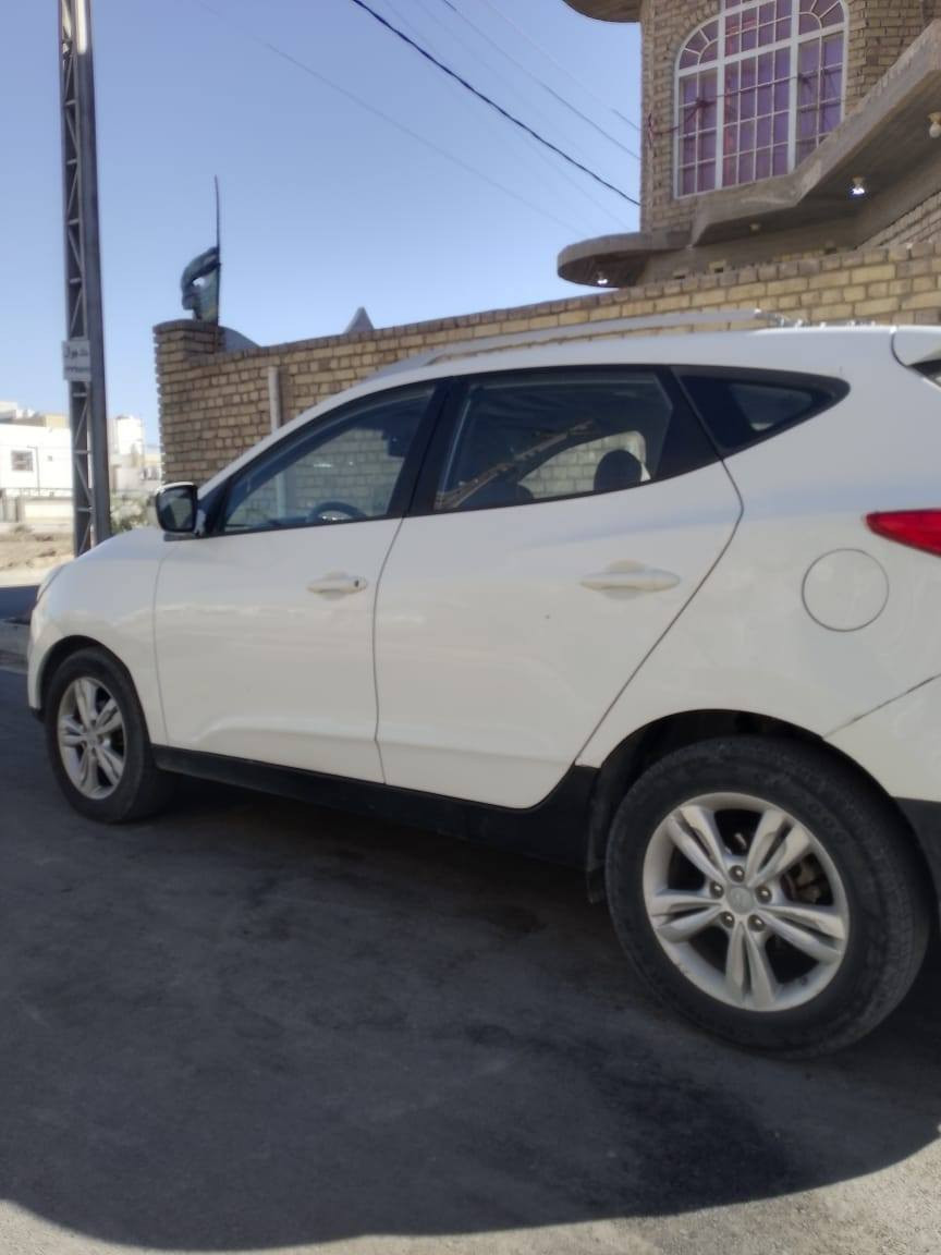 توسان ٢٠١١ للبيع سيارة كفالة من الصبغ فقط بيها بارد قليل جاملغ خلفي جهة السايق وصندوق الجنطة تعديل 
السعر ١٢٧ بيها مجال 
للاستفسار  ***********
