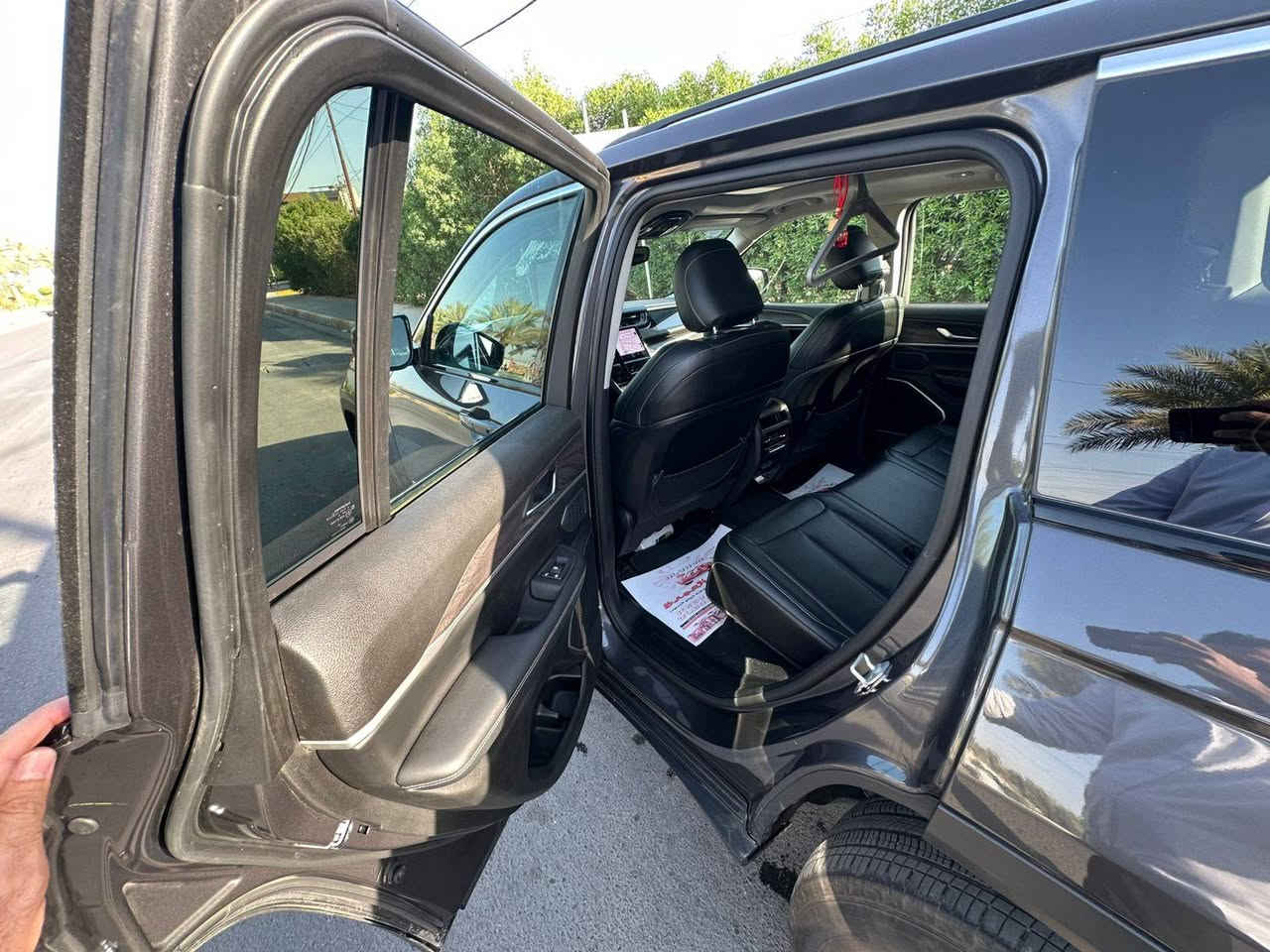 للبيع — Jeep Grand Cherokee 4xe Hybrid 2023
جيب جراند شيروكي

📍 الموقع: بغداد
🛣️ عداد المشي: 24,000 ميل فقط
💼 المواصفات:
✔️ فول المواصفات ⭕️ شاشة كبيرة
✔️ كاميرا 360° ⭕️ سقف بانورامي
✔️ تدفئة وتبريد المقاعد ⭕️ Apple CarPlay/Android Auto
✔️ حساسات أمامية وخلفية ⭕️ نظام هايبرد اقتصادي
✔️ إمكانية الدفع الرباعي 4×4
 السعر المطلوب: 330$

(صور الحادث مرفقة داخل المنشور)
📞 للتواصل: ***********
