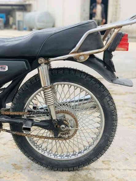 الاسلام عليكم دراجة ايراني للبيع.   اوراق اصولي مو سكنر اصولي بوجهك تروح ترقم  كهربايات كلها شغالة    دراجة نضافة خير من الله    مكاني صويرة  سعرها 410 وبيها مجال    مكاني صويرة ***********
