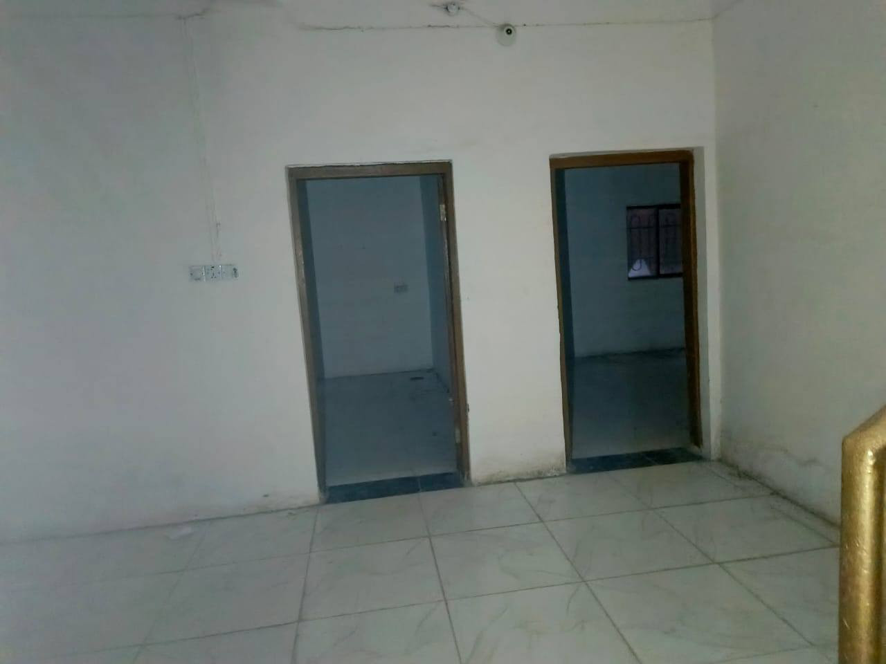 السلام عليكم للبيع في حي العسكري
دار للبيع الموقع  حي العسكري شارع الوكفه
مساحه 200 متر مربع طابو صرف 
بناء طابقين كونكريت 
الطابق الأرضي : غرفه استقبال وصالة عدد (2) 
مطابخ عدد (2)كراج سياره مجموعه صحيات عدد (2)
ممرات عدد (2) 
الطابق الأول : غرفتين نوم + صاله  مطابخ ( 2)
صحيات 
درج خارجي 
درج داخلي 
 مميزات اظافية  سطحين تقسيمه الى3 شقق استثمارية
الأستفسار اتصل ع رقم ‏‪***********‬‏
