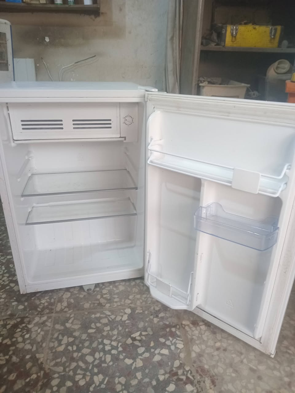 ثلاجه ٥قدم نضافة ٩٠%تجميد فول سعره ٧٥الف وبيه مجال مكاني بغداد الزعفرانيه وكو توصيل وأي استفسار الاتصال ***********
