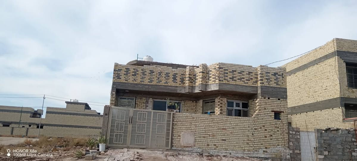 السلام عليكم بيت للبيع 200م حي الامير قرب شارع 20 بيت ركن طابق واحد يحتوي على غرفتين 5 في 4 و استقبال 6 في 4 مطبخ 4 في 5 إضافة إلى صالة 5 في 8 وحمامات داخليه عدد 3 تواليت خارجي  *********** ***********
