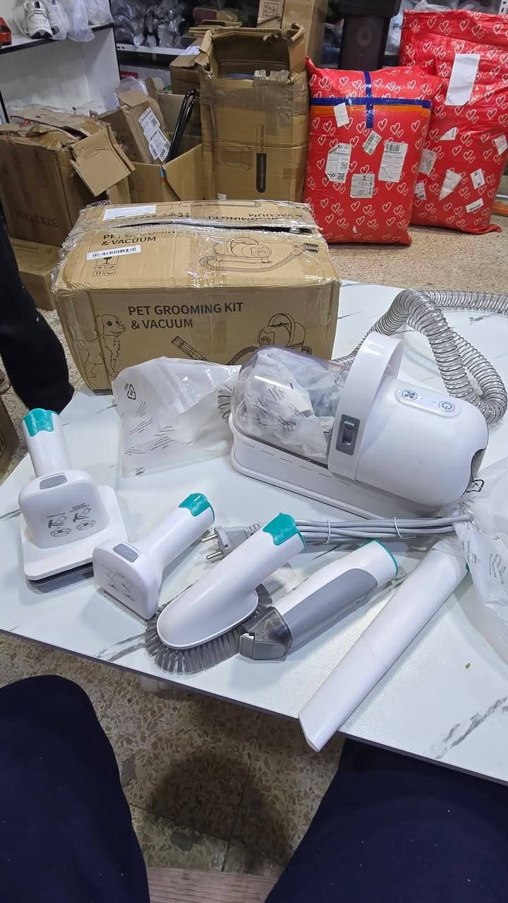 هذا المنتج عبارة عن مجموعة أدوات العناية بالحيوانات الأليفة مع مكنسة كهربائية (Pet Grooming Kit & Vacuum)، تهدف إلى تقليل الفوضى الناتجة عن تساقط شعر الحيوانات أثناء العناية بها.
شفط الشعر: تقوم المكنسة بشفط ما يصل إلى 99% من الشعر المتساقط مباشرة أثناء التمشيط أو التشذيب. 
أدوات متعددة: تتضمن المجموعة عادةً فرشاة للعناية، ومقص شعر كهربائي (Clippers) مع أمشاط توجيه، وأدوات لتنظيف الشعر من الأثاث والسجاد. 
تصميم هادئ: تم تصميم المكنسة بمستوى ضوضاء منخفض لتجنب إخافة الحيوانات الأليفة. 
سعة تخزين: تحتوي على حاوية غبار بسعة تتراوح عادةً بين 1.5 إلى 3 لترات لجمع الشعر.


**إذا كنت صاحب هذا الإعلان وتريد حذفه لأي سبب، رجاءا أرسل رسالة إلى الدعم الفني**