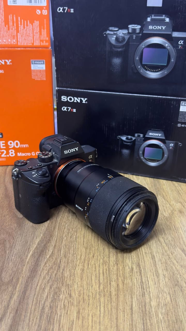 السلام عليكم. للبيع كاميرا Sony a7R III 
عدسة 90mm Macro G 

القطعتين Full Box ونظافة ممتازة. البودي أخت الجديد شغال 100% بدون أي مشاكل وشتره 26 ألف صورة بس. 

العدسة زجاجها نظيف جداً بس بيها خلل بالأوتوفوكس وإذا الشراي يحب أصلحها إله قبل البيع فماكو أي مشكلة ونتفق على التفاصيل.

السعر للقطعتين (1,900,000)

المكان بغداد واوصل مناطق بغداد وكربلاء ونجف بابل
للتواصل: *********** (اتصال أو واتساب)
