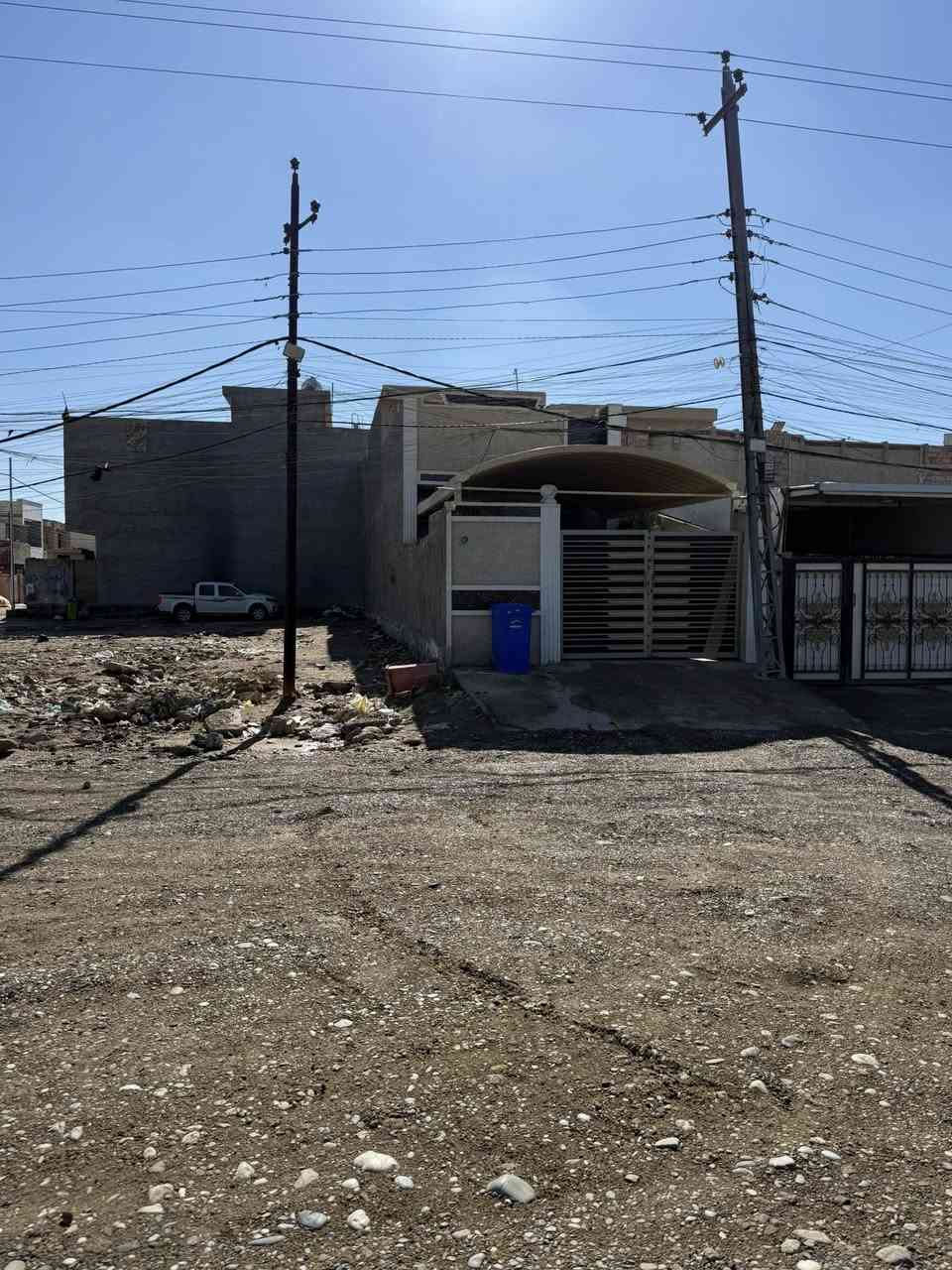 البيع بيت مساحة 100 واقع حال 140واجه 5 نزال 28  يحتو على ستقبال كبيره و صاله و مطبخ و حمام كبير و منور و غرفه كبيره طابق ثاني غرفه وحده كبيره و حمام و بيتونه كلش كبيره
مقابيل لبيت حديقه تسجيل 5 في 30
منطقة أسوار بغداد قرب لهزه 
ستفسار ***********￼
