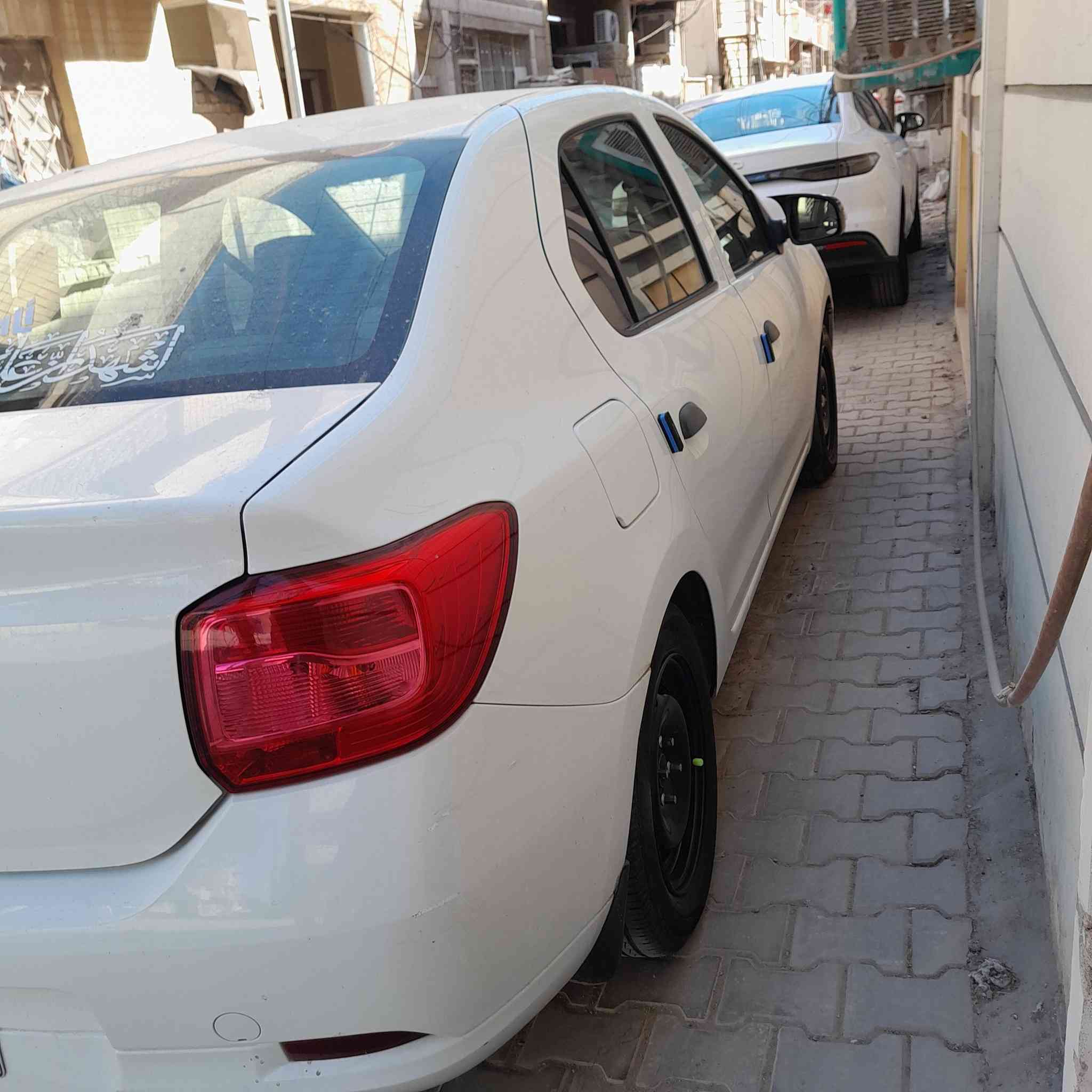 السلام عليكم  رينو سمبل اللون ابيض كفالة عامه كشر وكيري ومكينة وحدادية عدد  كليو متر حقيقي٤٧ السيارة  اخت الزيرو بعده وضع شركة السعر ٨٢ وبيه مجال العنوان بغداد   تليفون  *********** اذا اكو امراس بسيارة اقل سعر اراوس بصالون يعني اريد فرق بسعر المراوس
