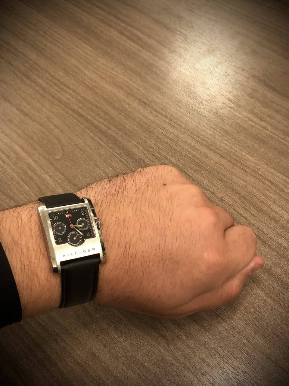 ساعة يد رجالية من تومي هيلفيغر (Tommy Hilfiger)، طراز 1790287.
نظافة ممتازة // مقاومة للماء بقمق ٣٠ متر // سنتر ايام+  +سنتر اسبوع +سنتر نظام ٢٤ ساعة // اميال لامينوس //السير جلد //  الابعاد 43 ملم طول - 32 ملم عرض  
 [ السعر خاااص لطفااا ]
يتوفر توصيل لكل المحافظات


**إذا كنت صاحب هذا الإعلان وتريد حذفه لأي سبب، رجاءا أرسل رسالة إلى الدعم الفني**