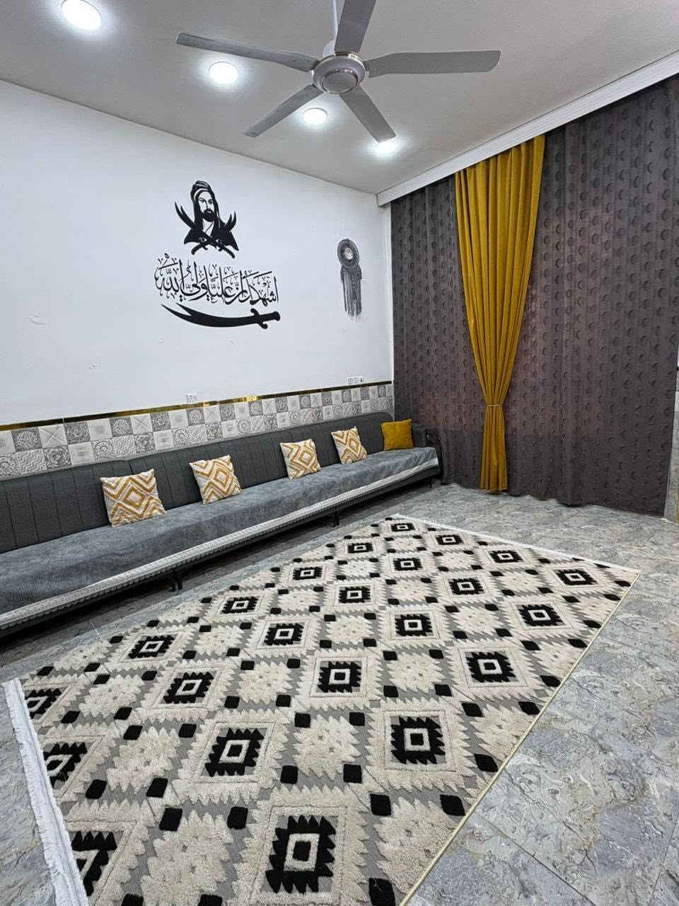 السلام عليكم 
بيت للبيع مساحه ٢٠٠ متر  10 في 20
طابق واحد 
العنوان ثعالبه مقابل الشعب  
يحتوي على :
استقبال 
 غرفتين نوم 
حمام ثنين 
حولي 
وحديقه كبيره 
وكراج كبير

الاستفسار خاص أو واتساب 
***********
