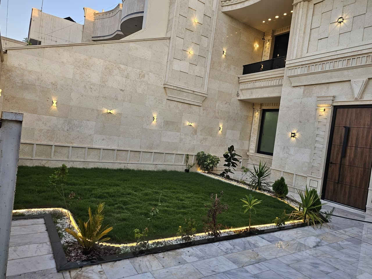 اللهم صل على محمد وآل محمد بيت للبيع  مساحة ٣٠٠م طابقين  الواجهة ١٠ والنزال ٣٠ في منطقة الكفاءات خلف نادي المنتظر الطابق الأول يتكون من استقبال كبير ومطبخ وغرفتين نوم وصالة كبيرة وصحيات داخليه الطابق الثاني يتكون من ٣غرف نوم وصحيات كذلك غرفة كبيرة مخزن البيت غير مسكون للإستفسار اكثر الاتصال على الرقم ***********او مراسلة الصفحة
