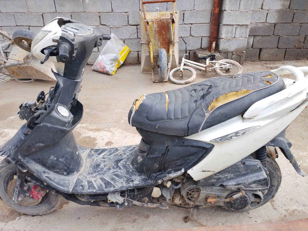 السلام عليكم الدراجه للبيع ابيع كوم حديد  گامت وجفتتهه  وطفت وتركتهه يعني طافيه ابيع هذا الموجود متشتغل السعر 100  مكاني الشعله   السلاميات  ***********
