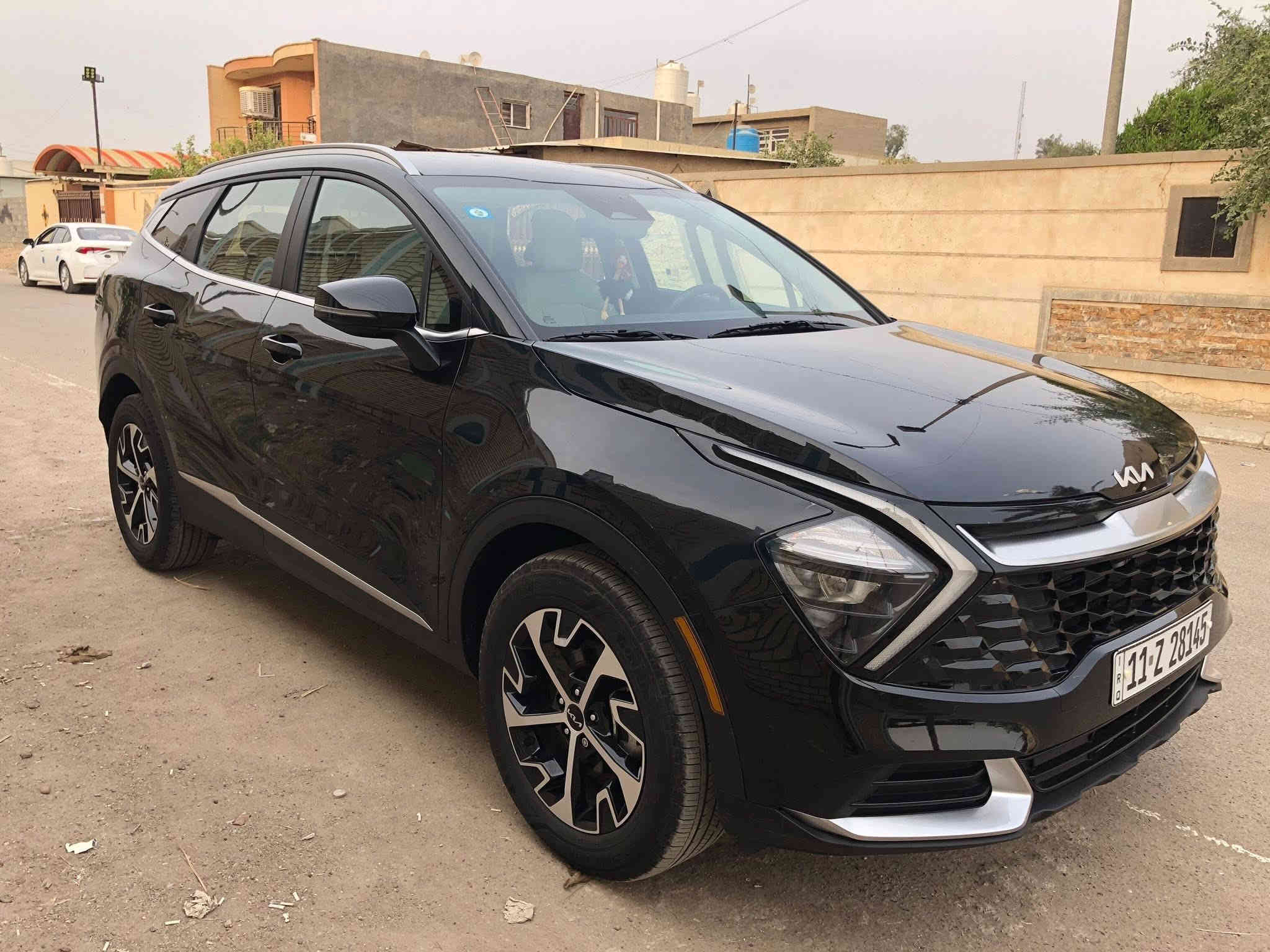 سبورتج 2023 وارد امريكي هايبرد فئة EX 
محرك 1600 تيربو سيارة قوية و اقتصادية جداً 
ماشية 18 الف ميل 

لون الداخل النيلي و الاوف وايت جلد (نادر و مرغوب)

المواصفات

تدفئة كشنات وستيرن
كروز سرعة
رادار امامي مانع اصطدام
تحديد مسار
نقاط عمياء
حساس جامة امامي
مانع تزحلق
سايد بريك دكمة
اربع  انظمة قيادة
SPORT, ECO, SMART, SNOW
فور ويل درايف 
حاكية بلوتوث 
بصمات ابواب 
تشغيل بصمه
تشغيل عن بعد

مضخم صوت سستم
حساس خلفي 
كشن سائق كهرباء
منفذ شحن وايرليس و كذلك مخرج شحن في الكشنات 
اشاير بلمري 
توقف ذاتي 
تبريد امامي وخلفي
شاشه دجتال متصل 
كامره خلفيه واسعة 
تبريد بيانو
بوصله
تحكم ستيرن كذلك شفتات 
لايتات لد امامي وخلفي

حادث دعامية امامية مبدلة تفصيخ بدون صبغ نفس اللون و بارد بسيط بخشم البنيد والجاملغ كما في الصور مكفول من الصبغ والتكحيل و بيها ايرباك 

السعر 210
مكان السيارة بغداد

***********
