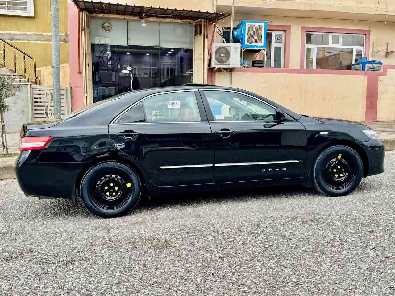 کامری 2010 GLX خلیجی فول مواسەفات 182 هەزار کیلۆمەتر ڕۆشتوە هەمو گیانی بە شەرت گێڕ و مەکینە نەکراوەتەوە سەوت و بوخاری نییە دوکەڵی نییە تەقەو ڕەقەی نییە بێ مەسروفە سەنەوی تازەیە بە شەرتی تەحویل و خەرامە سەیارەکە زۆر تازە ماوەتەوە لە ڕەسمەکانا چۆنە بە رەو ڕوش وایە چەمەلەخی پێشەوە سەکن یەک پەڵە بچوک بۆیاخی هەیە بەبێ ناوگرتن و کرانەوە و لای سایەق شوختێکی هەیە . 135 گەڵاو مەجالی برایانە . *********** _ *********** . السليمانية, العراق
