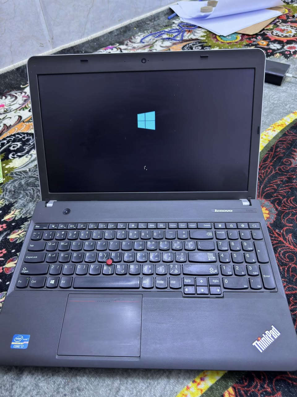 💻 لابتوب Lenovo ThinkPad E531 للبيع (بحالة ممتازة)
حاسوب عملي وقوي، يجمع بين الأداء السريع والسعر المناسب، مثالي للدراسة، العمل، والألعاب المتوسطة.
🔍 المواصفات التقنية .
 المعالج: Intel Core i7-3632QM (أداء قوي وسريع).
 الذاكرة (RAM): 6 GB DDR3.
 الهارد: SSD بحجم 512 GB (سرعة فائقة في الإقلاع والبرامج).
 كارت الشاشة: NVIDIA GeForce GT 740M (بمساحة 2 GB) + كارت داخلي Intel HD 4000.
 النظام: Windows 10 Pro جاهز ومفعّل.
نضافة الجهاز99.9‎%‎
🛡️ الميزات والضمان:
 البطارية: 🔋 جديدة تماماً لراحة بال تامة أثناء الاستخدام.
 الضمان للبطارية : 📜 ضمان حقيقي لمدة سنة كاملة.
 لوحة المفاتيح: كيبورد كامل يحتوي على الأرقام الجانبية ويدعم اللغة العربية 
📌 الملحقات والحالة:
 الجهاز نظيف جداً وبحالة ممتازة
شاحنة خاصة للابتوب 
التواصل على خاص


**إذا كنت صاحب هذا الإعلان وتريد حذفه لأي سبب، رجاءا أرسل رسالة إلى الدعم الفني**