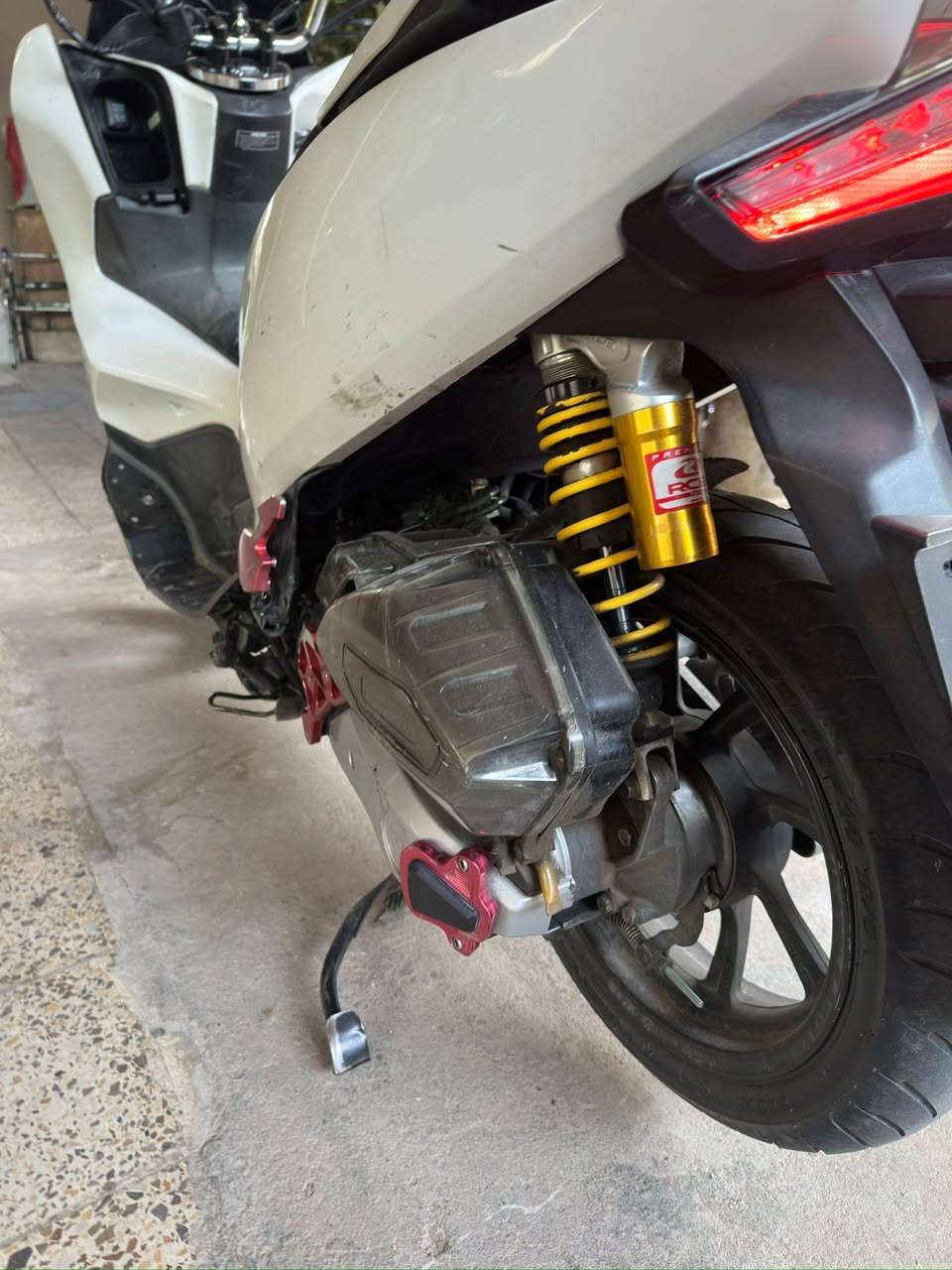 عيني pcx جيل الثالث كوري 125
كامله الدراجه 
صالنصه تيماكس
خرز كلجات رياضي 
شوته شفافه 
قبغ كلجات رياضي 
دبلات رياضي 
ستاند حساس 
حساس ازدحام
قارء فولطية 
اضويه ليد متغير دفن تحت الدراجه
يدات سكليتر رياضي 
قبغ عنبار رياضي 
دوسات رياضيه 
درع بصمة 
سويج طوارء
اوراق كامله (منفيست/مكاتبه)
تفويل كله محسن
دهن موتل
قطع رياضيه لون كرزي بل قبغ مال كلجات و بل فلنجه 
كبات ويل
حاملات مال صالنصه ماكو منها بل عراق 
بروجكتر جاي وياها من المزاد ناقصه بس فيشة
قاعدة رقم
مكينه ناعمة 
اكفلها من سرقة وسوالف عشاير 
تجي تاخذها واخذك نسوي مكاتبه وتاخذ صوره لهويتي واليه 

مكاني بغداد
رقم *********** 
الي ميشتري ليتعبني
سعر 20 وبيها مجال شي جبير
