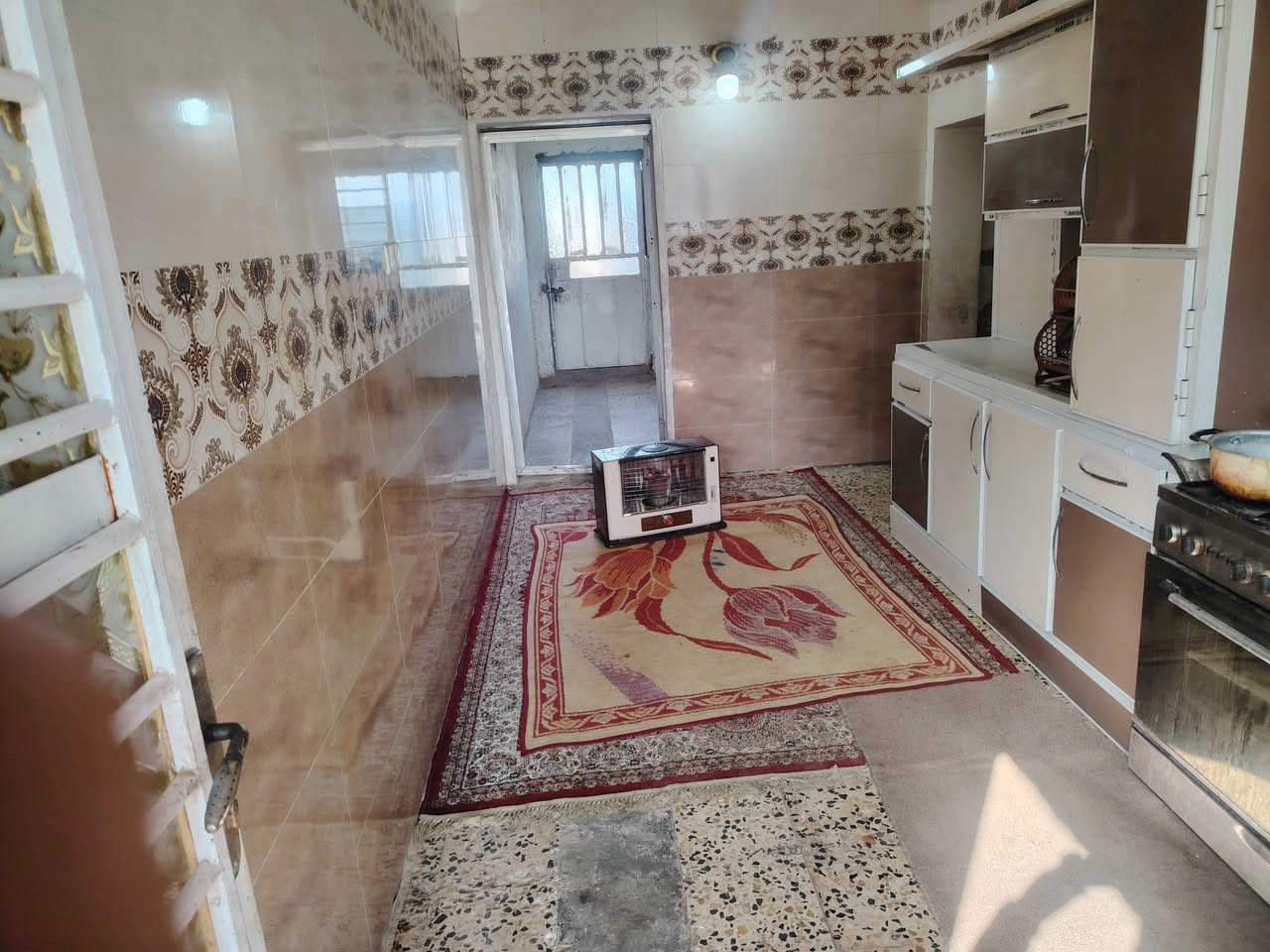 سلام عليكم دار للبيع مساحتة 350يحتوي غرفتين نوم ومطبخ حار وبارد وستقبال وهول كبير مكاني في قريت شنتر والمنطقه خدمات كاملة تبليط مجاري كهرباء مي استفسار على هاذ الرقم ***********و***********
