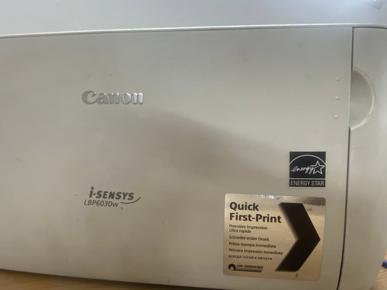 طابعة مستعمله للبيع ونظيفة وشغاله
مواصفات ومميزات الطابعة (Canon i-SENSYS LBP6030w)

 نوع الطابعة: ليزر أسود وأبيض (Monochrome Laser Printer).

 الاتصال اللاسلكي (Wi-Fi): تمتاز بحرف (w) في اسم الموديل، مما يعني أنها تدعم الاتصال عبر الواي فاي. يمكن الطباعة من خلالها لاسلكياً عبر الهاتف المحمول أو الكمبيوتر دون الحاجة للتوصيل بالأسلاك.

 السرعة: تطبع حوالي 18 صفحة في الدقيقة، وهي سرعة ممتازة للدراسة، الأعمال المكتبية الخفيفة، أو الاستخدام المنزلي.

 تقنية Quick First-Print: (الظاهرة بوضوح على الملصق في الـ image.png) تضمن خروج الصفحة الأولى بسرعة فائقة دون انتظار طويل لتسخين الطابعة.

 توفير الطاقة: موفرة جداً للطاقة وتحمل شعار (Energy Star).

 الحجم والتصميم: تصميم مدمج وأنيق (كما يظهر في الصورتين image_3.png و image_4.png حيث يمكن إغلاق وفتح أدراج الورق بسهولة لحمايتها من الغبار ولا تأخذ مساحة كبيرة على المكتب).

 نوع الحبر (الكارتريج): تستخدم حبر ليزر بودرة (رقم الكارتريج غالباً Canon 725)، وهو متوفر بكثرة في الأسواق وسعره اقتصادي جداً وسهل إعادة التعبئة.

السعر ١٢٥ الف


**إذا كنت صاحب هذا الإعلان وتريد حذفه لأي سبب، رجاءا أرسل رسالة إلى الدعم الفني**