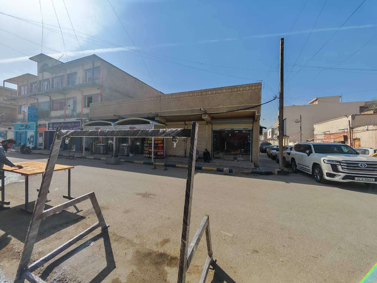 بيت ركن موقع تجاري ومميز للبيع في المشروع
مساحة 325 متر 
الواجهة 21 النزال 15.5
طابقين ، الطابق الأول 7 محلات تجارية ودار سكن والطابق الثاني مشتمل 
السعر 680 مليون وقابل للتفاوض .
للاتصال ***********
