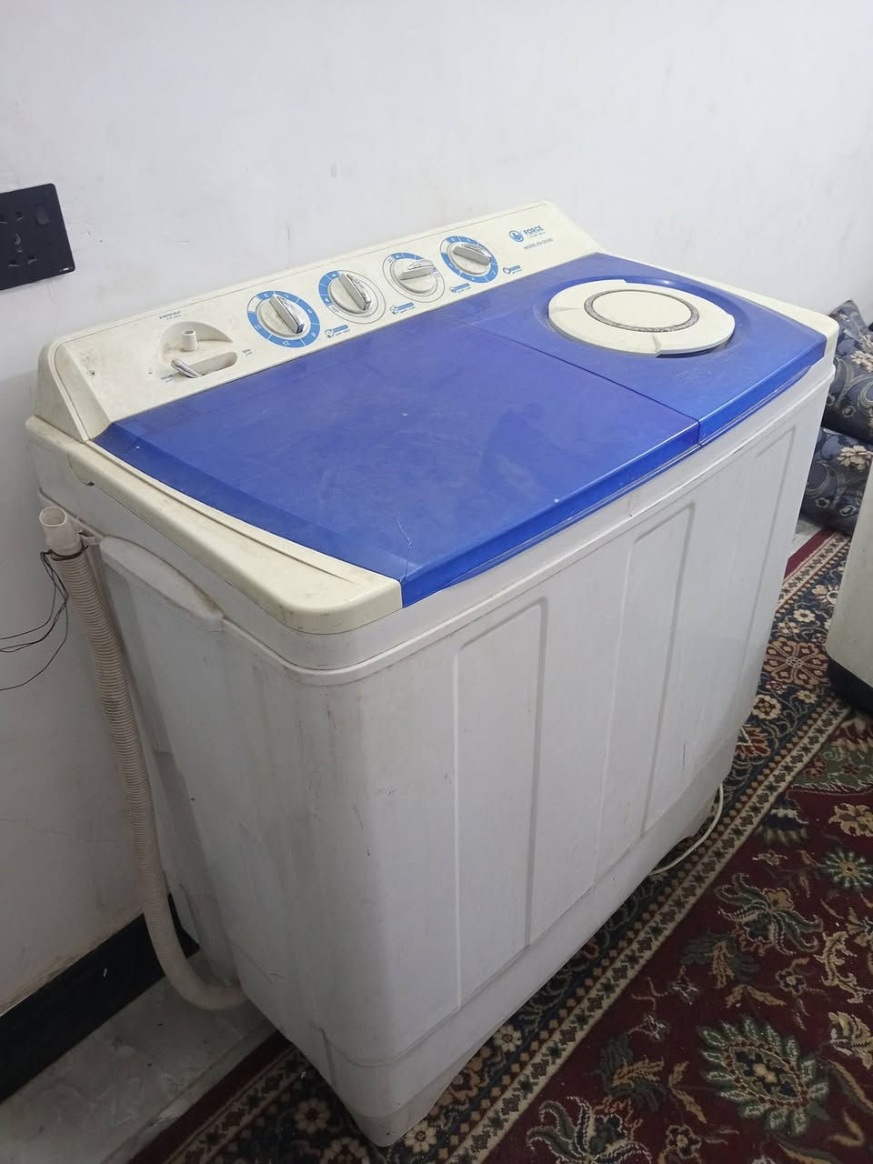 السلام عليكم ... غساله حجم كبير تغسل بطانيات مثل ماموضح بالصور والفيديو بعدها جديده السعر 125 وبيها مجال للشراي للاستفسار اكثر يرجا مراسلة الصفحه او الاتصال ع الرقم *********** وات ساب
