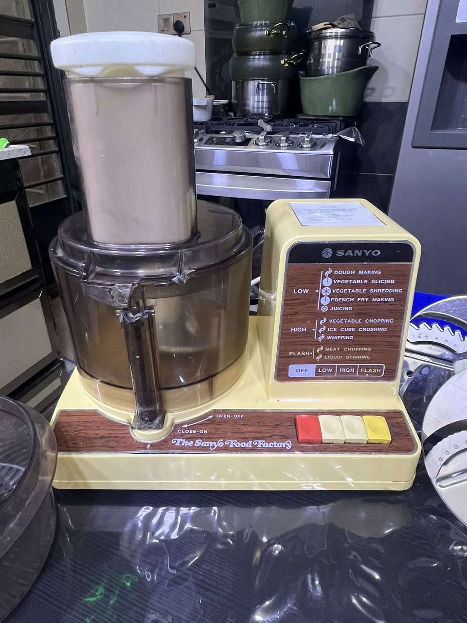 ست البيت
سانيو ياباني. استيراد الاسواق المركزيه 
خمس عمليات 
سكين رئيسي
وثلاث سكاكين مختلفه الاشكال 
اضافه الى عصارة برتقال 
نظيفه جدا


**إذا كنت صاحب هذا الإعلان وتريد حذفه لأي سبب، رجاءا أرسل رسالة إلى الدعم الفني**