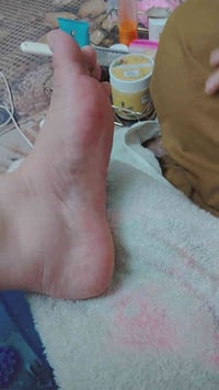 تنظيف وعناية  خبرة في    • تنظيف القدمين (Pedicure)   • عمل واكس للجسم...