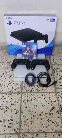 بلي ستيشن 4 مع ملحقاته كامل للبيع مستعجل  الجهاز  نظيف وشغال 💯   المحت...