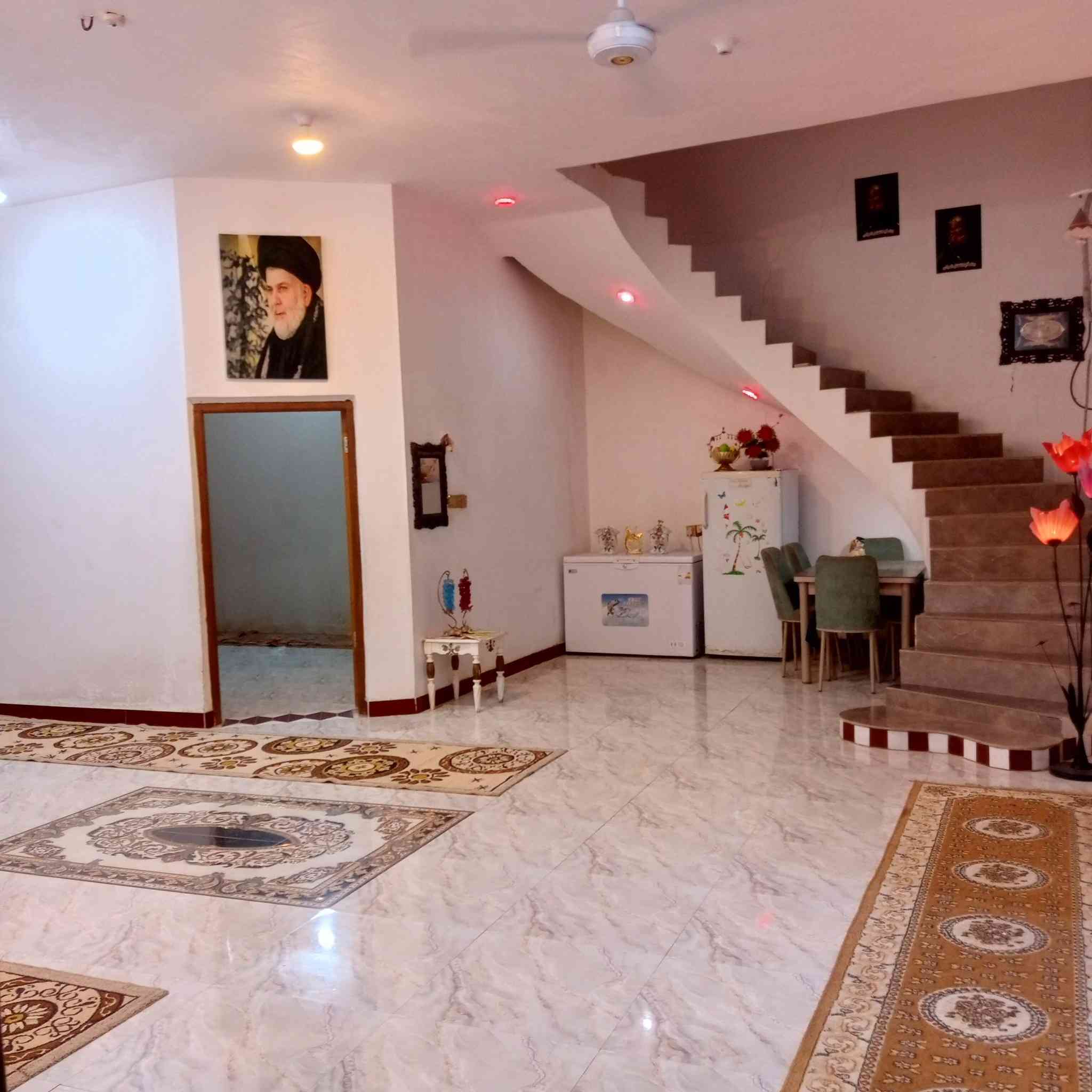 السلام عليكم بيت للبيع مكان حي شهداء على الروف غرفتين وصاله جبيره مكانه مرتبه وعلى
لشارع
مساحته ٢٨٠ متر بيه محل وحديقه لاستفسار ***********
