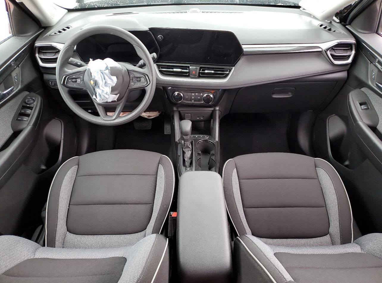 سلام عليكم عندي تلي بلايزر للبيع مديل 2025 سياره حالين بل شحن الي يريده يتصل بسعر مناسب حيل ***********
