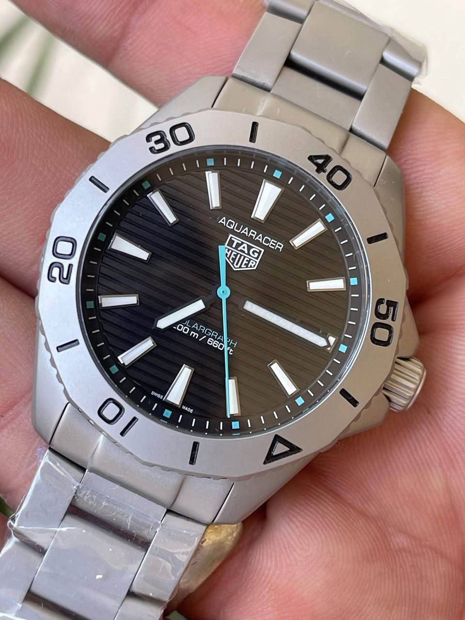 متوفر
ساعة من ماركة TAG HEUER 
تاك هير
* تعمل بالطاقة الشمسية (Solargraph)
* مقاومة للماء 200 متر
* هيكل وسوار ستانلس ستيل
* تصميم رياضي فاخر للغوص والاستخدام اليومي
* حجمها غالباً 40mm
لون العقارب والتفاصيل السماوية الفاتحة مميزة جداً بهذا الموديل وتعطيها شكل عصري وأنيق
سعرها بالموقع
 3000$ الى 3500$
ملاحظة اخوان الساعة بدون علبة


**إذا كنت صاحب هذا الإعلان وتريد حذفه لأي سبب، رجاءا أرسل رسالة إلى الدعم الفني**