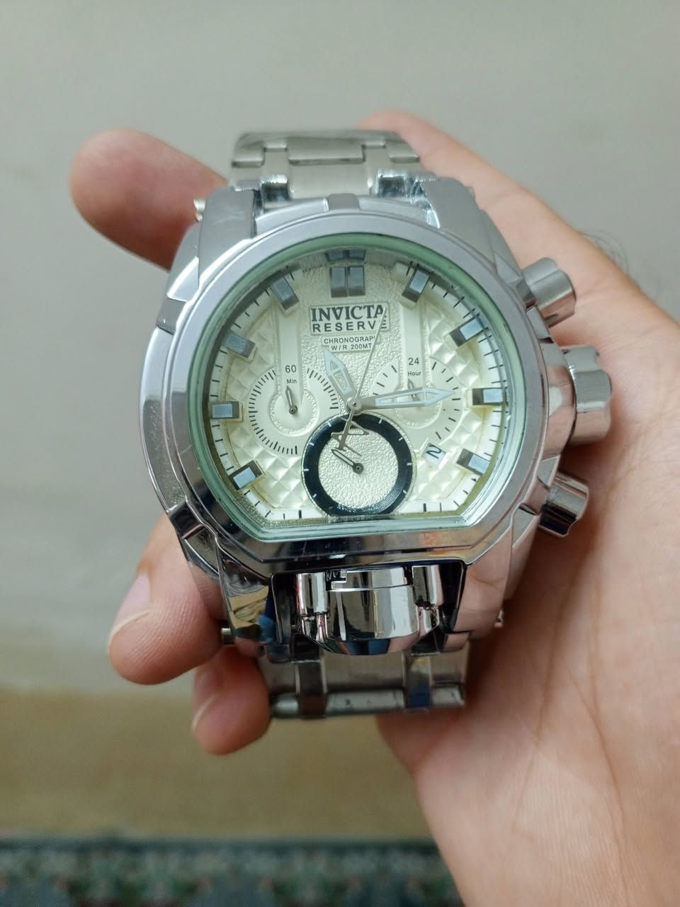 السلام عليكم
+2                    هذه ساعة رجالية من طراز Invicta Reserve Bolt Zeus Magnum تتميز بهيكل ضخم يبلغ قطره 52 ملم من الفولاذ المقاوم للصدأ.حركة الساعة: تعمل بحركة كوارتز سويسرية دقيقة.ميزات إضافية: تحتوي على وظائف كرونوغراف، ومقاومة للماء حتى عمق 200 متر.
مزاد يبدي من (٥٠) الف


**إذا كنت صاحب هذا الإعلان وتريد حذفه لأي سبب، رجاءا أرسل رسالة إلى الدعم الفني**