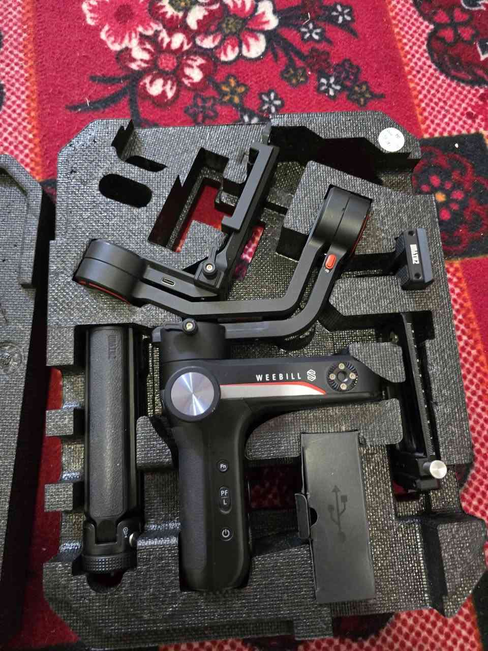 روننن للبيع 
Zhiyun Weebill-S ، وهو مثبت للكاميرات 
(Gimbal) مصمم للاستخدام  منع الاهتزاز أثناء الفيديو 

يتميز المنتج بتصميم مدمج وخفيف الوزن مما يسهل حمله واستخدامه في التصوير أثناء التنقل.

يأتي المثبت مزودا ببطاريات ليثيوم أيون تدوم طويلاً وشاحن ولوحة تثبيت سريعة وكابلات توصيل مختلفة

مكان الناصرية توصيل جميع المحافضات واتساب ***********
السعر 250 الف
