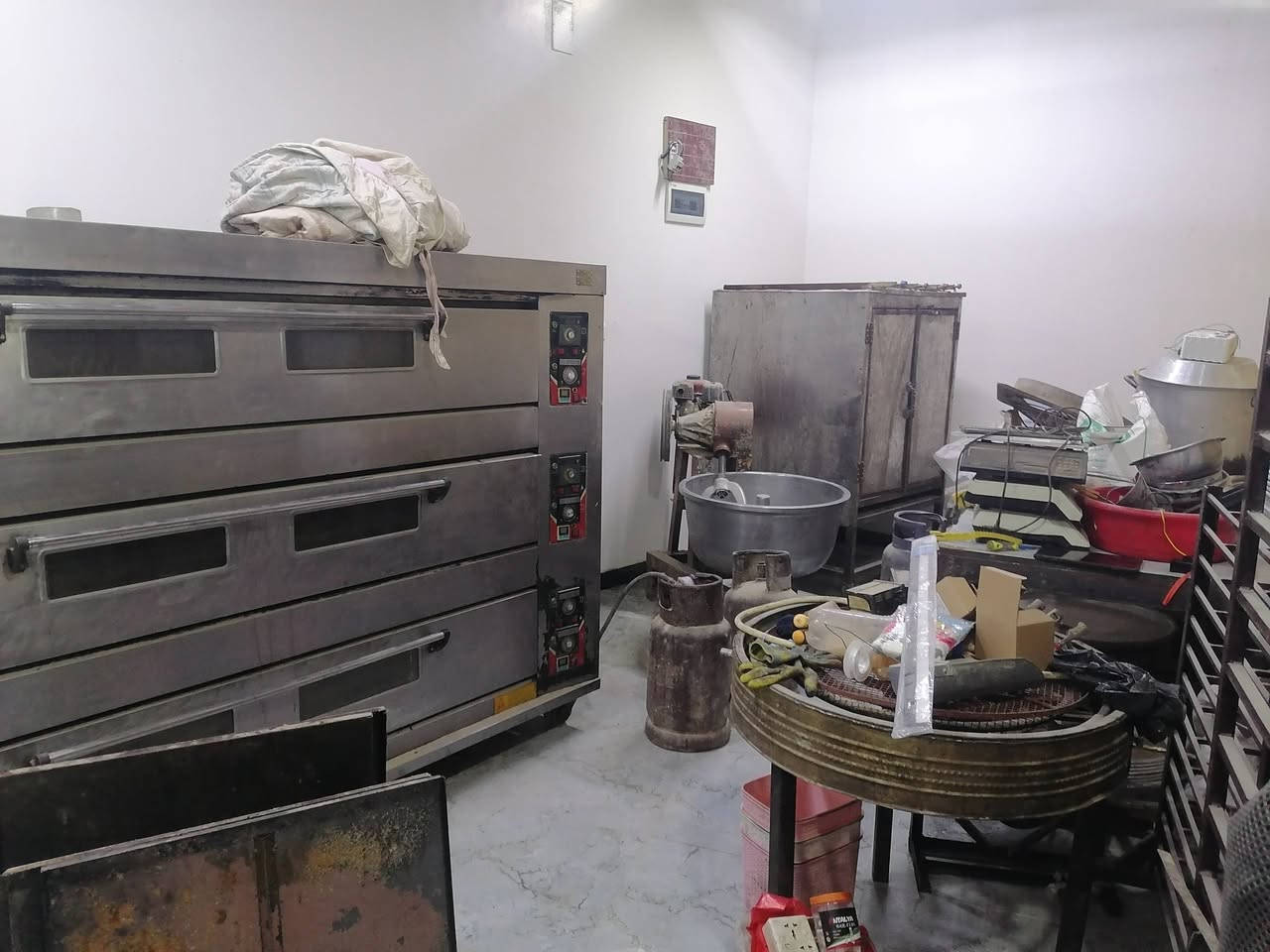 السلام عليكم متوفر فرن وغراض معمل حلويات كاملة للاستفسار اكثر ***********
