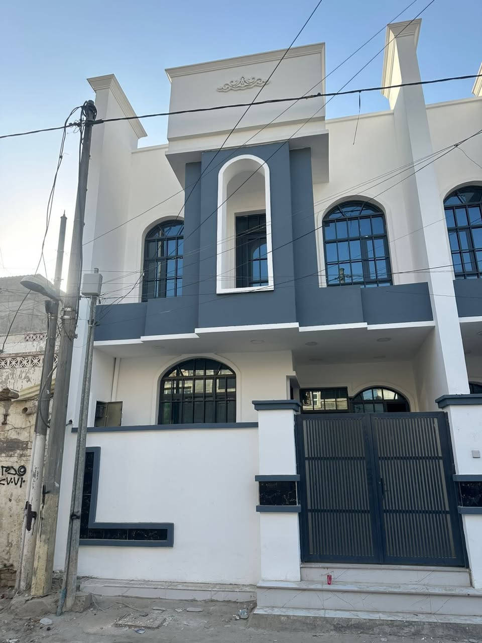 للبيع دار في مدينه الحريه البستان المساحه ٩٠متر الواجهه ٦ نزال ١٥ يحتوي على استقبال ومطبخ وحولي وغرفه نوم وخدماته والطابق الثاني غرفتين نوم وحولي وخدماته
***********
