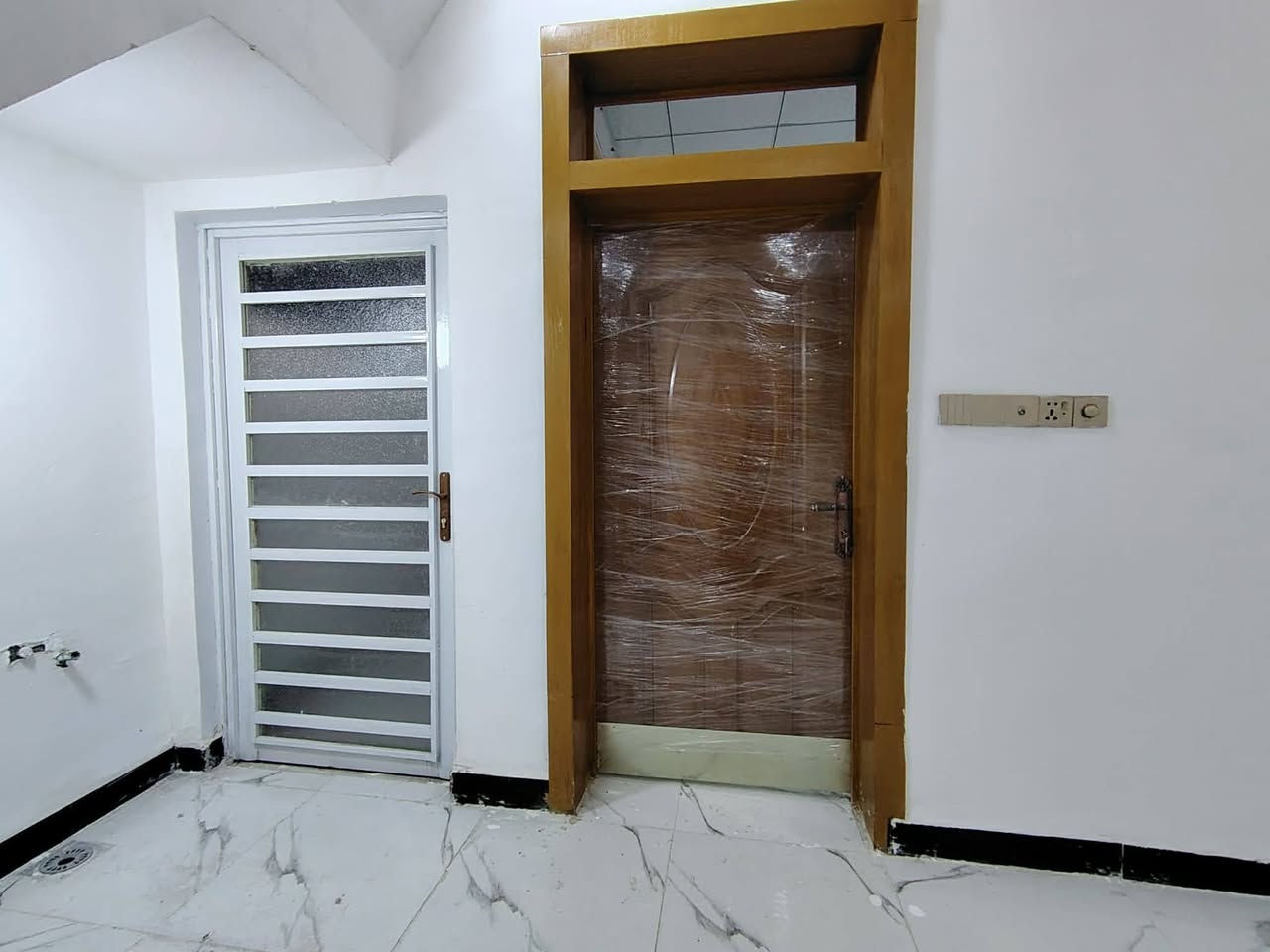 دار للبيع  50 م 🏡 

✅#طابو_زراعي_سند_25_أقرار_محكمه

بسعر /21/ مليون مع المجال

موقع /نجف 🏡شارع الحولي مال المطار عمود/ 314 

البناء 🏡 

غرفه/صاله معزوله/مطبخ معزول/ صحيات خارجيه  /مكشوفه 

بناء مرتب/ اساس + سقف كونكريت + طابوك/ أرضيه بورسلين ابو ال 60

ألخدمات 🏡 #بعد_عن_سوق_100م

ماء/كهرباء/مدارس/سوق/تبليط/مولد

***********

***********

أو تساب احجز بيتك
