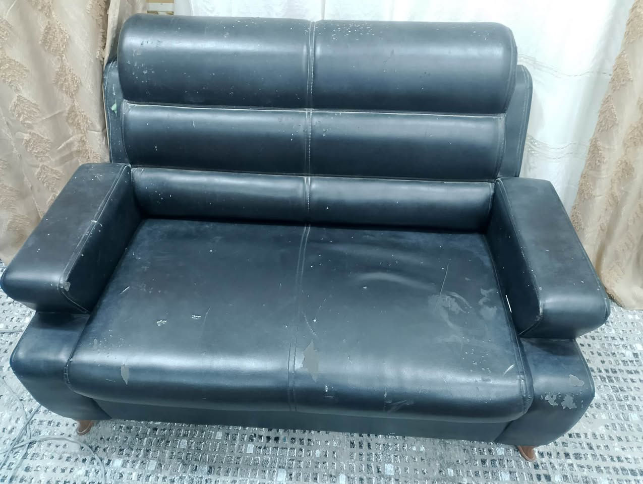 قنفات 3 قطع قويات بس جلد تعبان سعر 100  عنوان حيانيه شارع السيد عل المستطيل رقم ***********
