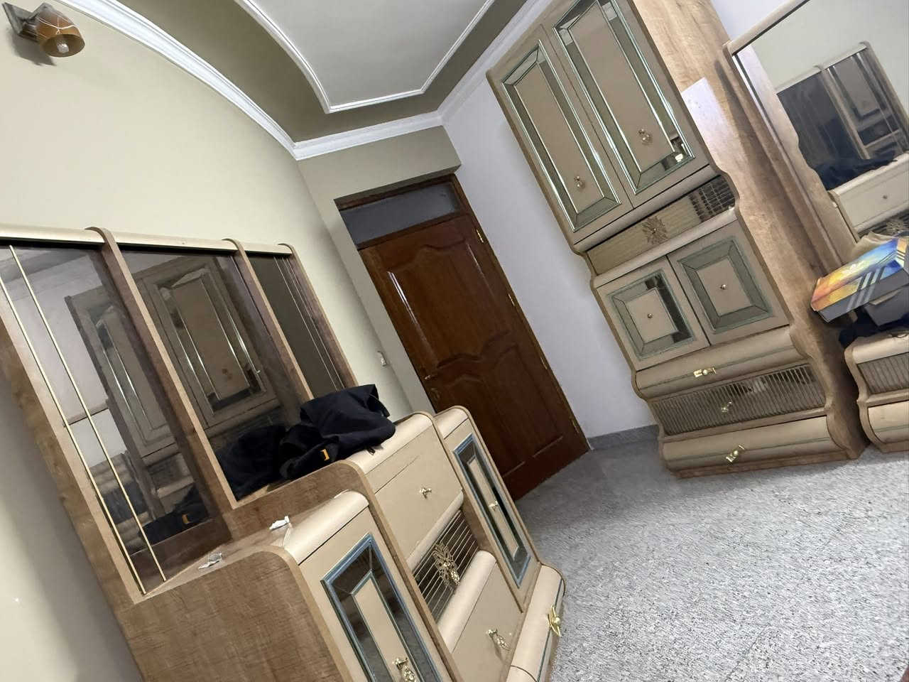 السلام عليكم غرفه نوم  للبيع ضخمه 
متكونه من ١٠ قطع
كنتور جبير ظهره بلوك
مفتوحه مره وحده ناقلهه 
مكاني بغداد جميلة 
***********
