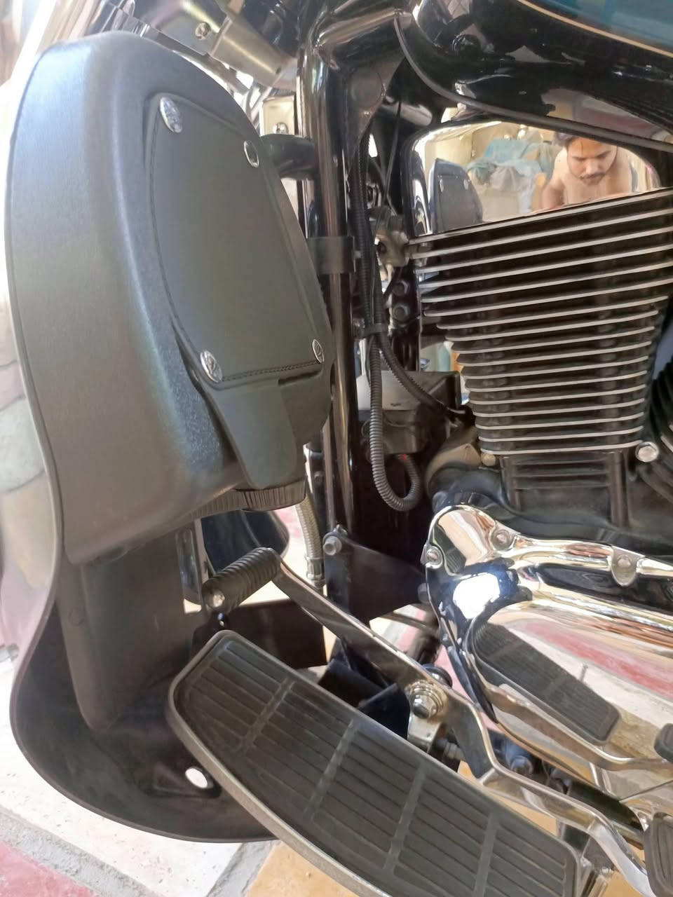 السلام عليكم
سازوكي انترودر 1500cc رقم بغداد انكليزي لوحتين بسمي 

Suzuki Introder VL1500LC أعلى فئة بالسازوكي 

الدراجة مزاد اليابان وعليه ادامة كاملة من اليابان وليبلاته موجودة وصور مزاده موجودة لا حادث ولا صبغ ولارصعة ولا فتح ولا تبديل مكفولة من التاير للتاير اني ماخذه رمبة محد غيري جانيه على ايدي كله على وضع الوكالة الدراجة هذا الموديل والون يجي مسستم من الشركة جامة وبلاجكتورات ودكم اضائة ديتونا وتجوة وسيباية ودوس عراض منضومة راديتر وتبريد دهن 

لاضافات لعليه منضومة زنون هالي ديفيدسون سستم صوت بلي اصلي قاعدة تلفون وقاعدة مطارة كت درع وجكمجات هالي ديفيدسون رود كنك اصلي بدون تحوير شفقات اشاير وتجوة سايق اصلية جنط VTX مع القواعد ام القفل كروزر سرعة جلكان ترحال 

الدراجة ماشية .42 . حقيقي عدتها لاصلية وياه 

مواصفات الدراجة متعة بالقيادة والسفر وهواي مواصفات مذكرته ما اريد اطول تكدرون اتبحثون عليه VL1500 LC

السعر 65.بيع فقط 
مكاني بابل 
***********

 الدراجة كلش متعوب عليه وليشوفه غالية عليه انشاء الله ياخذ اغاته وايصلي على الحبيب المصطفى ويعبر المنشور

تحياتي
