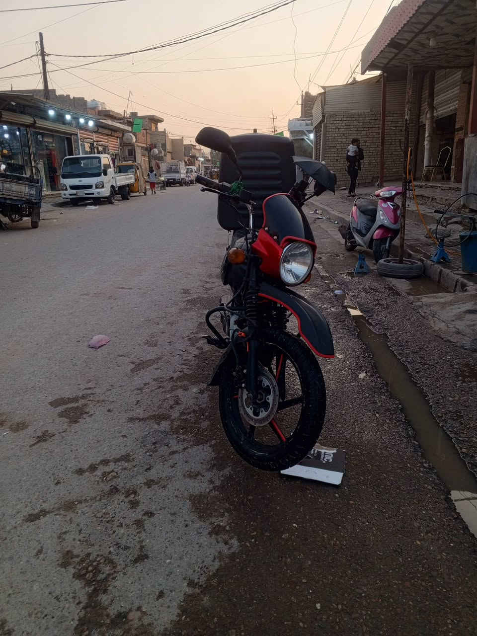 سلام عليكم بوكسر جبلي للبيع بدون اوراق كفاله عامه دراجه تخبل صوتهة خرسه بس ياردله نواعم سعر 800مديل 21عنواني مدينه الصدر رقم ***********
