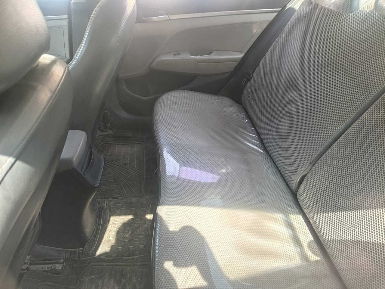 السلام عليكم
عندي النتره 
موديل 2017
سياره حلوه 
حادثها قبق جنطه
وراجع نفسه 
***********
مكانها سبع قصور
مع العلم بيضاء منظومة غاز
