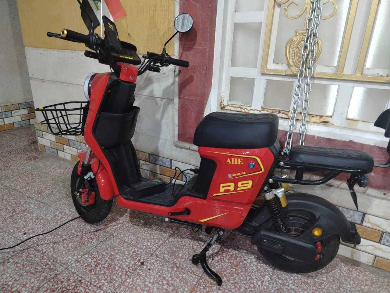 دراجه شحن R9 جديده كلش استخدامه اقل الشهر الله شاهد
كلشي شغال بيه سويجين وبصمه وياها بطاريه حجم 32 امبير  وينلي الاصليه ام الختم شاحنه اصليه للتواصل / ***********
