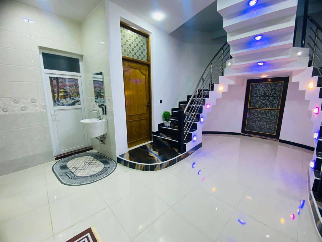 اللهم صلي على محمد وال محمد 
 بيبت للبيع كوت الجديدة طابق واحد بناء سنه ٢٤ شهر لعاشر
لمساحه الكليه ٣٣٨م يبعد عن شارع بغداد ٩٠٠م 
يتكون من طرمه گراج چبير+حديقه واسعه+ استقبال طول٩×٤ 
صاله طول ١٠+ مطبخ ٥×٤
غرف سويت حمام داخلي لغرفه لواحده ٦×٤ 
ترك مترين على طول لبيت مسگف و بي هوائيات 
بناء درجه أولا  
للاستفسار 
***********
