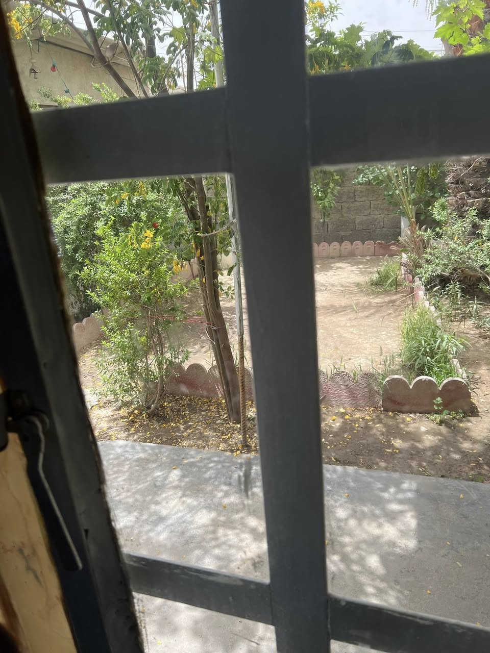 بيت تجاوز البيع البيت مرقم من المانه علا التطويب  يعني ما عليه اي شي من حيث المكان مكان الزعفرانة شارع المعهد قرب المنصه البت كبير تكدر تقسمه 2 أو إذا عندك عايلة كبيره يحتوي علا 3 غرف نوم 
استقبال كبير 
حمام شرقي 
حمام غربي 
غرفه مخزن 
مطبخ كبير 
كهرباء رائسي +سحب 
مجاري رائسي +ماء قوي 
حديقه 2 كبار داخلي+وحده خارجية 
سوك ألهو قرب عليك مستشفى قريب مدرسه بصفته كلشي قريب عليك الف خير علا يخذه 
سعر 35وبي مجال وتدلل استفسار ***********
