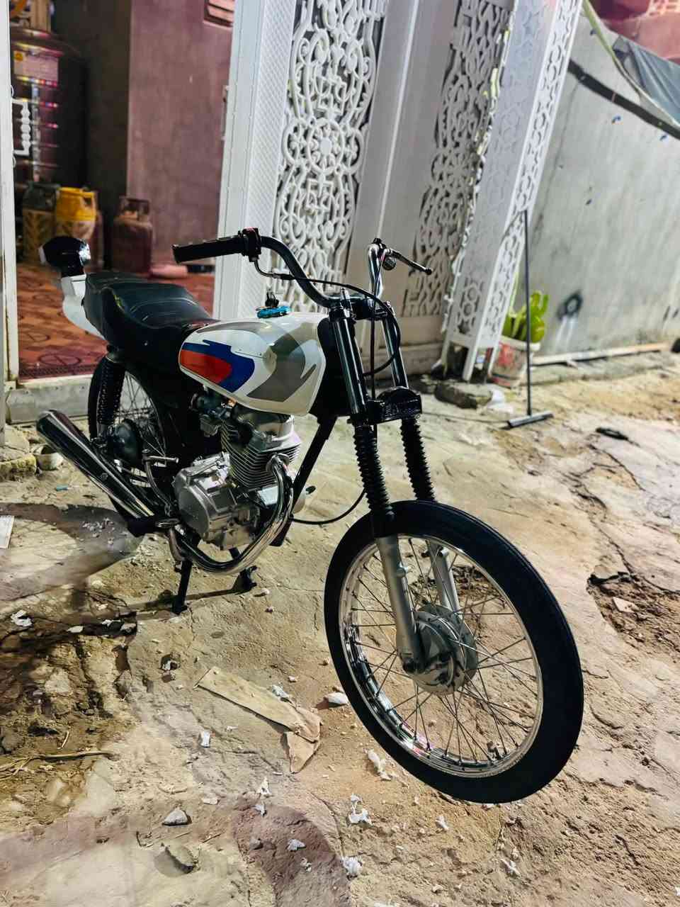 للبيع  صاله خمس ايام من مشدوده شاصي ٢٣ شلامجه وراق ستنساخ ولمكينه شلامجه ٢٣ مفتوحه ولفات  تعميره ٢٦  السعر ٦٥٠ وبيه مجال *********** دراجه ما عوزه شي
