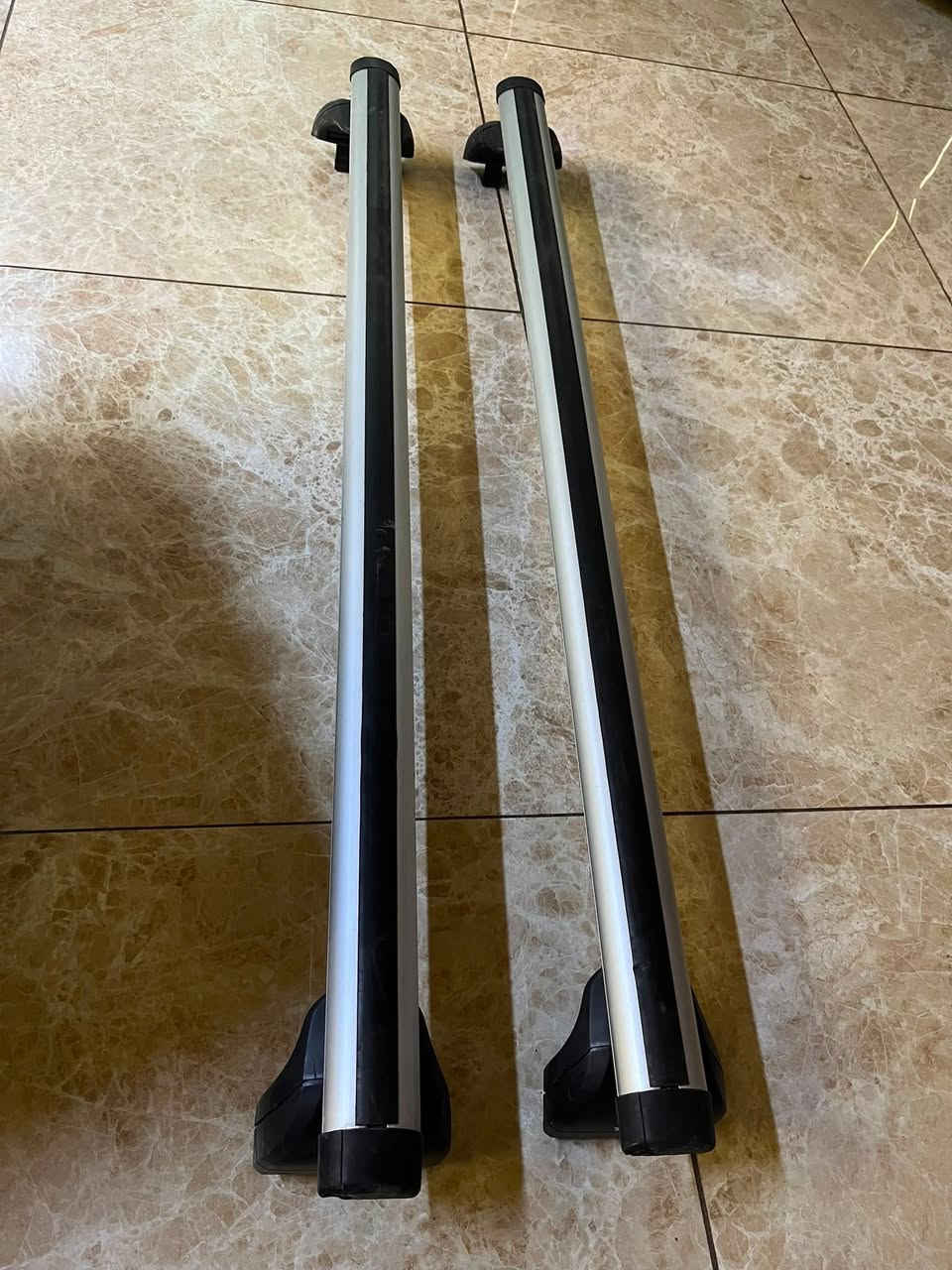 السلام عليكم جميعاً؛
اعرض للبيع : عوارض سقف ( سوپايه) (Roof Rack) أصلية من شر كة THULE/753  السويديه  لسيارات BMW

المواصفات:
 العلامة التجارية: Thule "AA7 - 18360"(الجودة العالمية المعروفة).
 التوافق: مصممة خصيصاً لهياكل سيارات BMW (تضمن ثباتاً عالياً وتصميماً انسيابياً).
 الحالة: مستعملة، نظيفة جداً وبحالة ممتازة (كما موضح في الصور).
 المميزات:
 نظام تثبيت آمن جداً وقوي (تحمل حتى 100 كغم).
 مزودة بأقفال أمان (مفتاحين أصليين متوفرين).
 سهلة التركيب والفك بنظام تدرج دقيق.

القطعة أصلية وممتازة للسفر، أو حمل الدراجات، أو صناديق السقف (Roof Boxes).
السعر: (200 )$ دولار
سعر الشراء من المانيا 500€ يورو
المكان: حلة/ حي الحسين
البيع بعد المعاينه ولا يوجد ارسال ،
للاستغسار :
☎️ *********** مع الواتس
